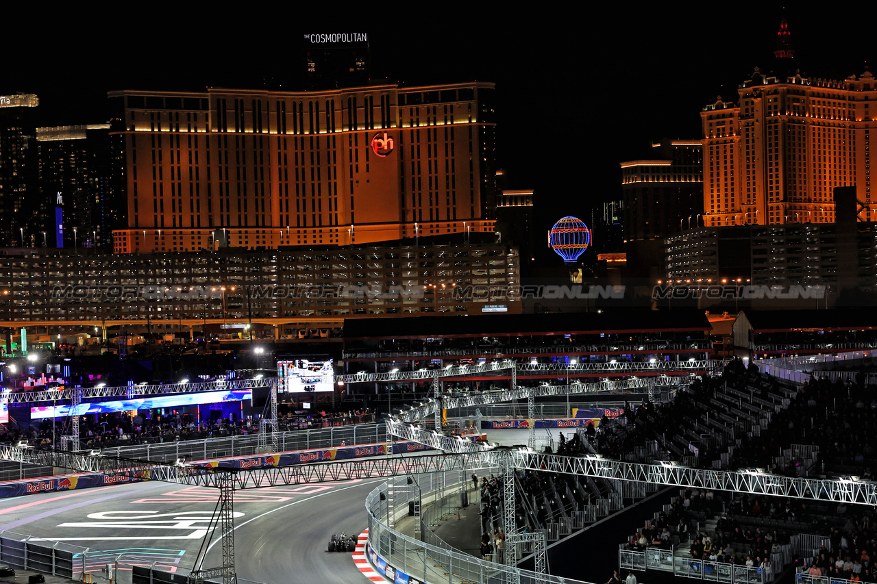 GP LAS VEGAS, Lewis Hamilton (GBR) Mercedes AMG F1 W14.

17.11.2023. Formula 1 World Championship, Rd 22, Las Vegas Grand Prix, Las Vegas, Nevada, USA, Qualifiche Day.

- www.xpbimages.com, EMail: requests@xpbimages.com © Copyright: Bearne / XPB Images