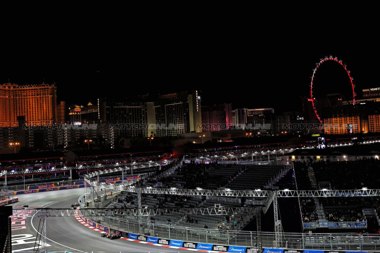 GP LAS VEGAS, Lando Norris (GBR) McLaren MCL60.

17.11.2023. Formula 1 World Championship, Rd 22, Las Vegas Grand Prix, Las Vegas, Nevada, USA, Qualifiche Day.

- www.xpbimages.com, EMail: requests@xpbimages.com © Copyright: Bearne / XPB Images