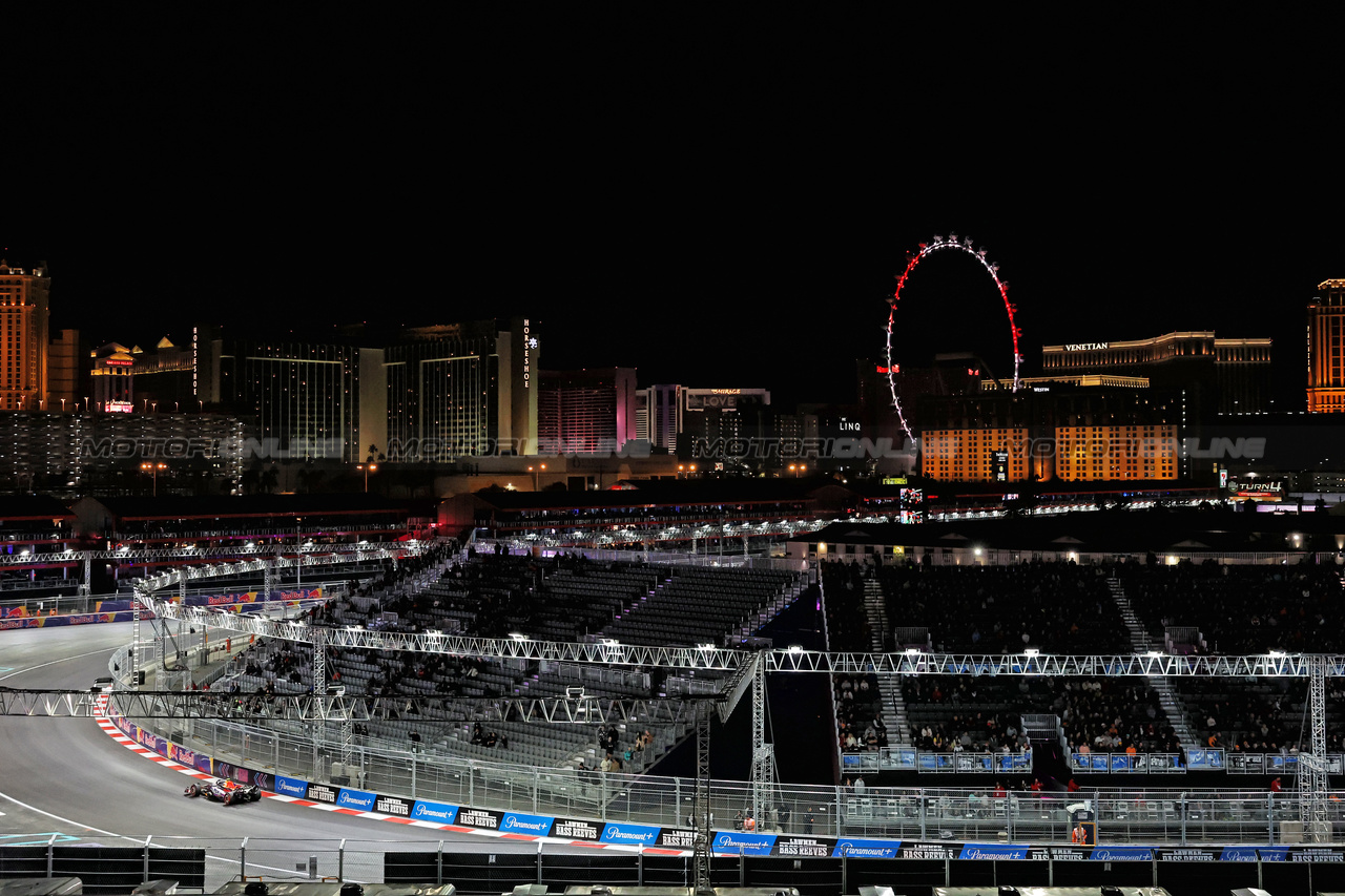 GP LAS VEGAS, Sergio Perez (MEX) Red Bull Racing RB19.

17.11.2023. Formula 1 World Championship, Rd 22, Las Vegas Grand Prix, Las Vegas, Nevada, USA, Qualifiche Day.

- www.xpbimages.com, EMail: requests@xpbimages.com © Copyright: Bearne / XPB Images