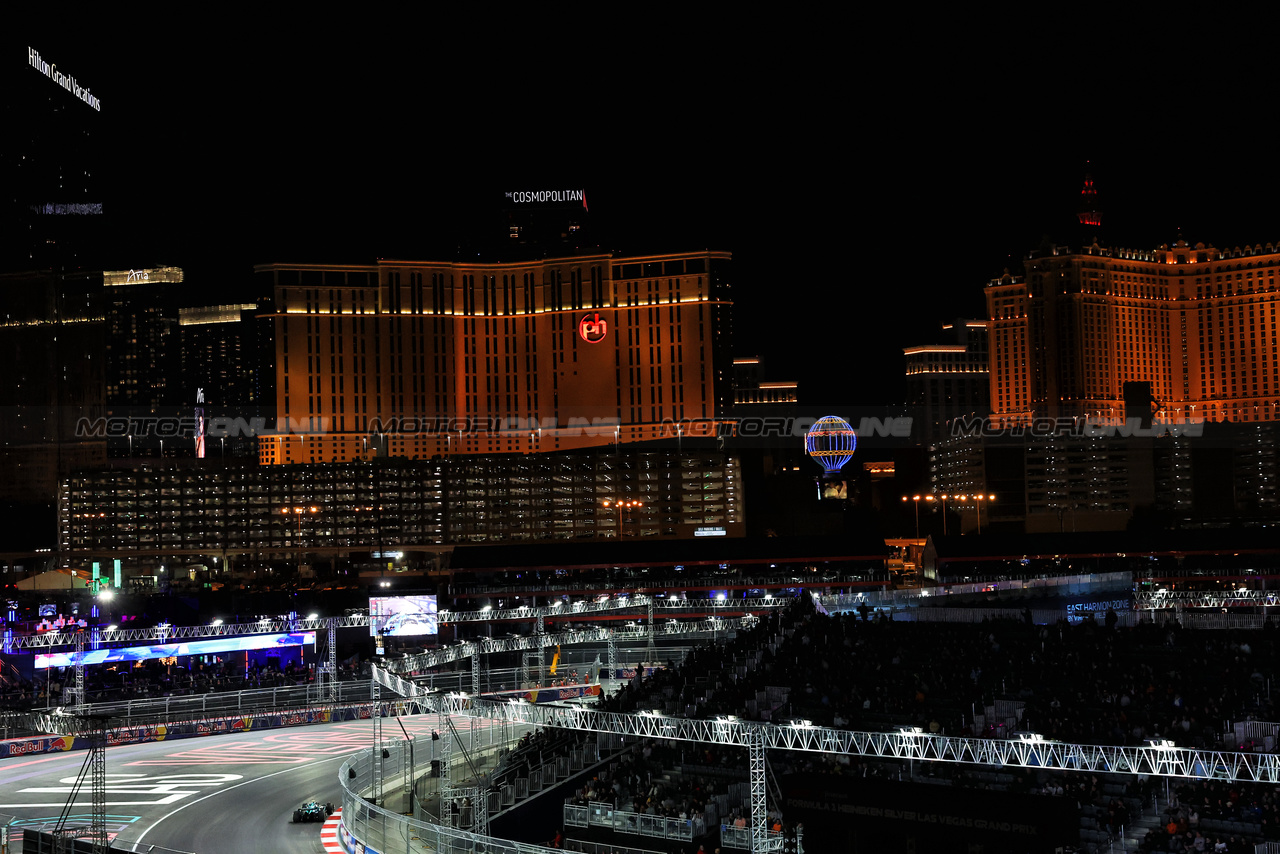 GP LAS VEGAS, Fernando Alonso (ESP) Aston Martin F1 Team AMR23.

17.11.2023. Formula 1 World Championship, Rd 22, Las Vegas Grand Prix, Las Vegas, Nevada, USA, Qualifiche Day.

- www.xpbimages.com, EMail: requests@xpbimages.com © Copyright: Bearne / XPB Images