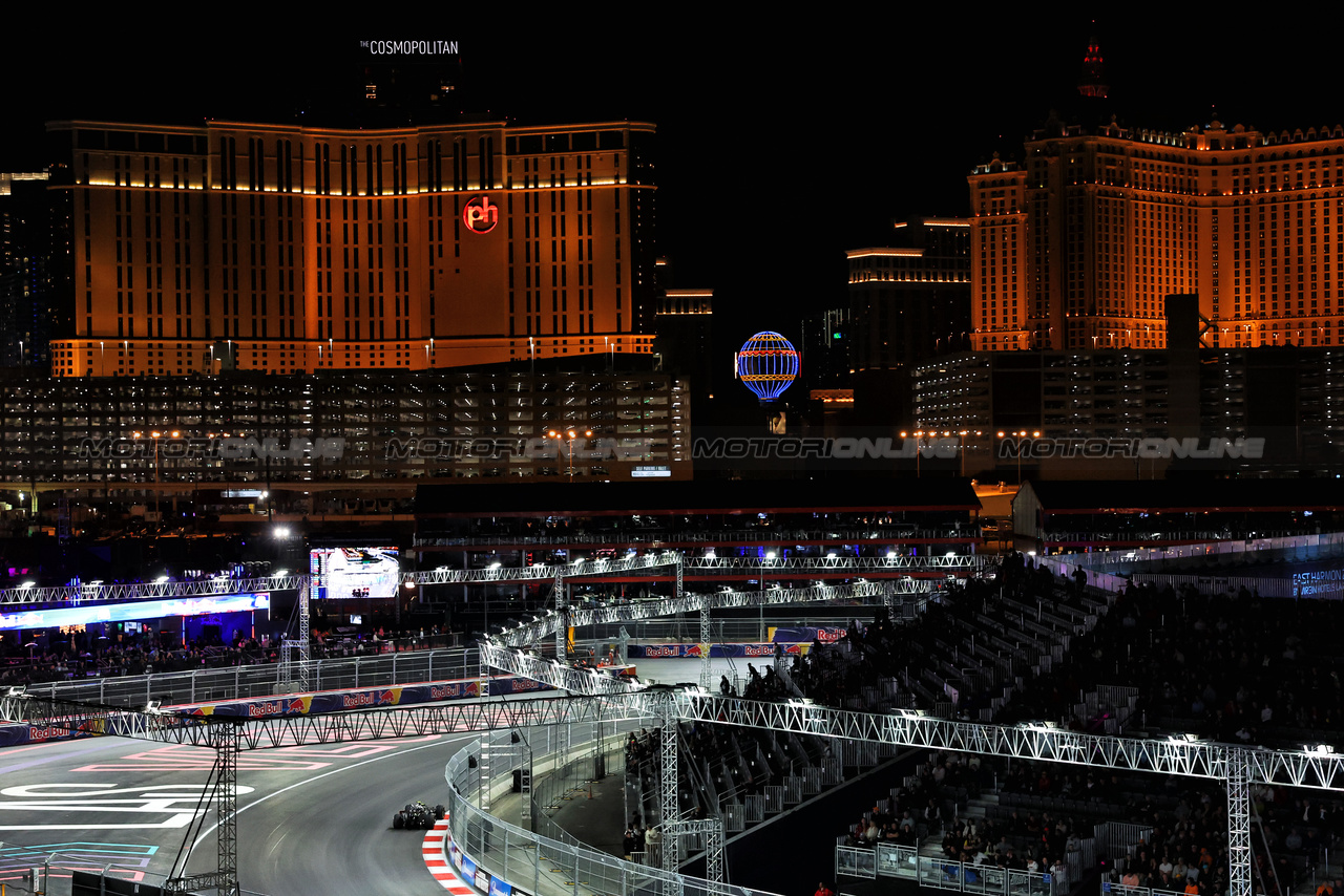 GP LAS VEGAS, Lewis Hamilton (GBR) Mercedes AMG F1 W14.

17.11.2023. Formula 1 World Championship, Rd 22, Las Vegas Grand Prix, Las Vegas, Nevada, USA, Qualifiche Day.

- www.xpbimages.com, EMail: requests@xpbimages.com © Copyright: Bearne / XPB Images