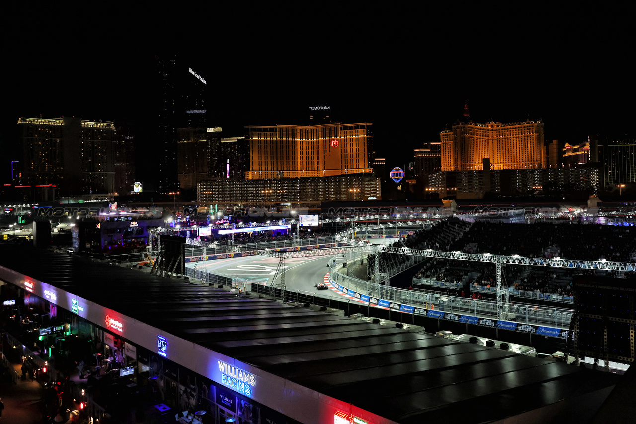 GP LAS VEGAS, Sergio Perez (MEX) Red Bull Racing RB19.

17.11.2023. Formula 1 World Championship, Rd 22, Las Vegas Grand Prix, Las Vegas, Nevada, USA, Qualifiche Day.

- www.xpbimages.com, EMail: requests@xpbimages.com © Copyright: Bearne / XPB Images