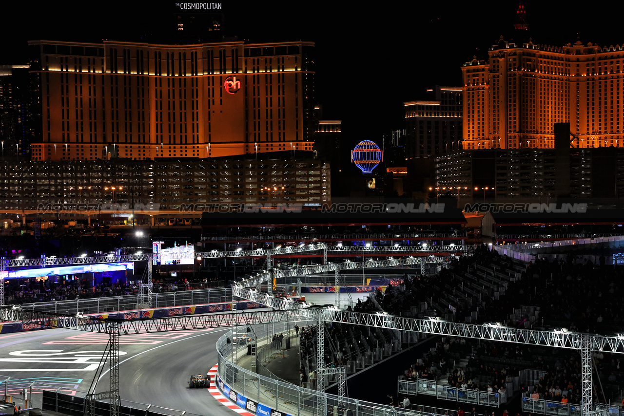 GP LAS VEGAS, Oscar Piastri (AUS) McLaren MCL60.

17.11.2023. Formula 1 World Championship, Rd 22, Las Vegas Grand Prix, Las Vegas, Nevada, USA, Qualifiche Day.

- www.xpbimages.com, EMail: requests@xpbimages.com © Copyright: Bearne / XPB Images