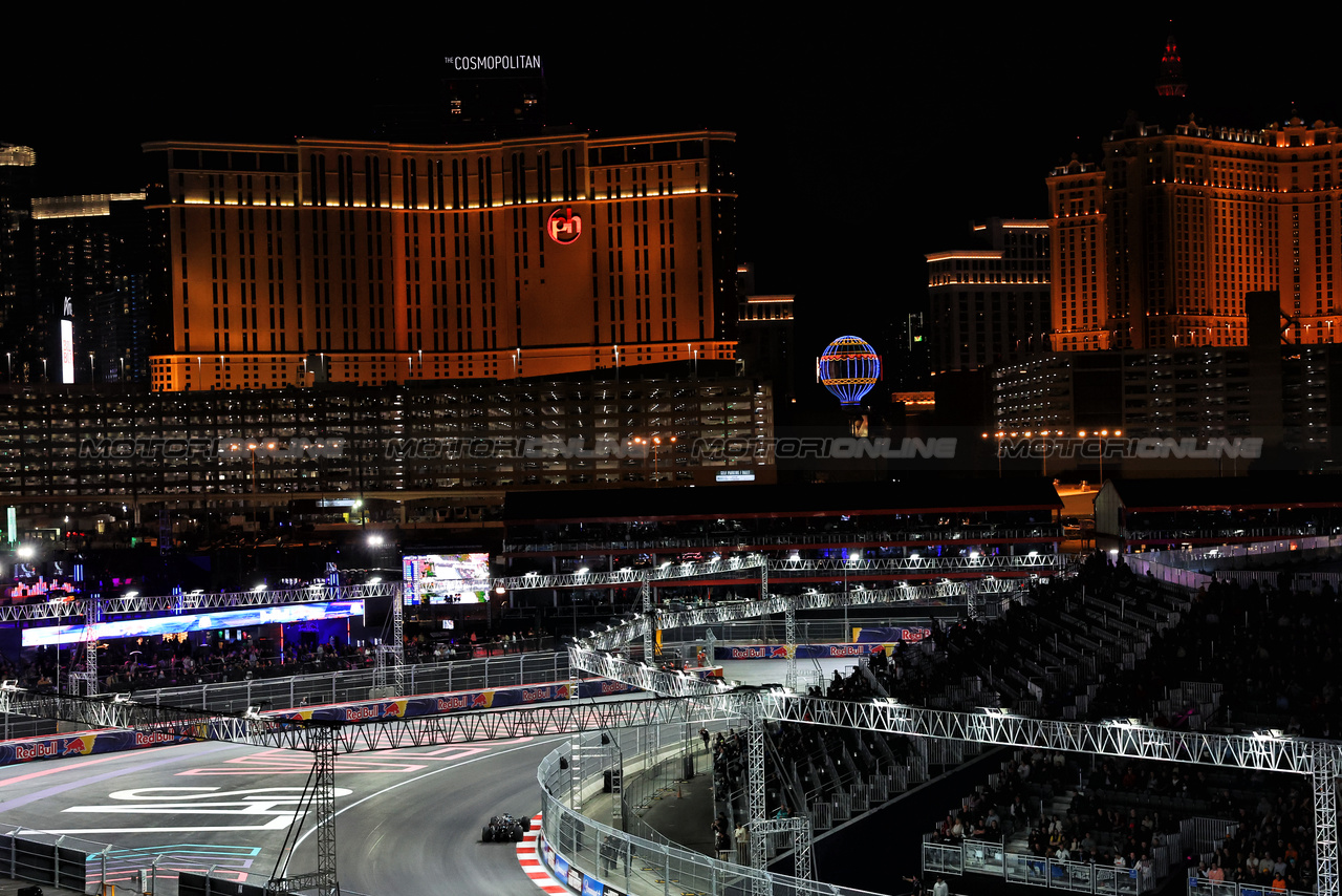 GP LAS VEGAS, George Russell (GBR) Mercedes AMG F1 W14.

17.11.2023. Formula 1 World Championship, Rd 22, Las Vegas Grand Prix, Las Vegas, Nevada, USA, Qualifiche Day.

- www.xpbimages.com, EMail: requests@xpbimages.com © Copyright: Bearne / XPB Images