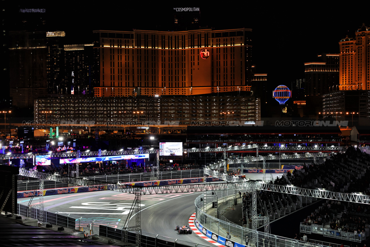 GP LAS VEGAS, Max Verstappen (NLD) Red Bull Racing RB19.

17.11.2023. Formula 1 World Championship, Rd 22, Las Vegas Grand Prix, Las Vegas, Nevada, USA, Qualifiche Day.

- www.xpbimages.com, EMail: requests@xpbimages.com © Copyright: Bearne / XPB Images