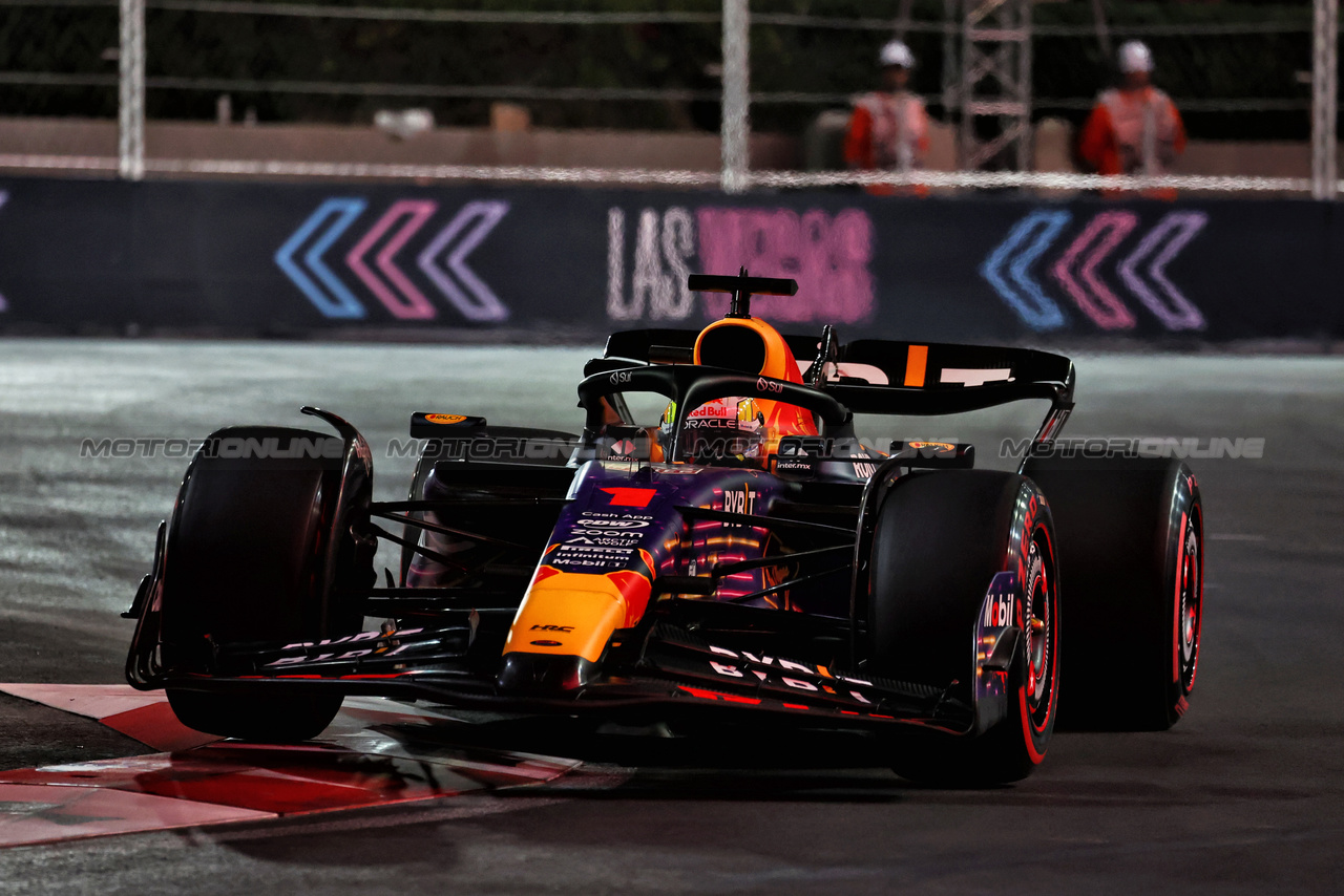 GP LAS VEGAS, Max Verstappen (NLD) Red Bull Racing RB19.

17.11.2023. Formula 1 World Championship, Rd 22, Las Vegas Grand Prix, Las Vegas, Nevada, USA, Qualifiche Day.

- www.xpbimages.com, EMail: requests@xpbimages.com © Copyright: Moy / XPB Images