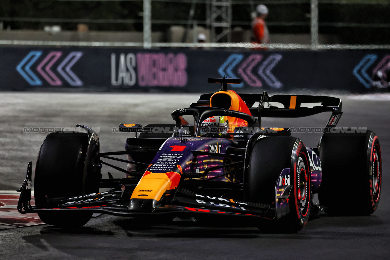 GP LAS VEGAS, Max Verstappen (NLD) Red Bull Racing RB19.

17.11.2023. Formula 1 World Championship, Rd 22, Las Vegas Grand Prix, Las Vegas, Nevada, USA, Qualifiche Day.

- www.xpbimages.com, EMail: requests@xpbimages.com © Copyright: Moy / XPB Images