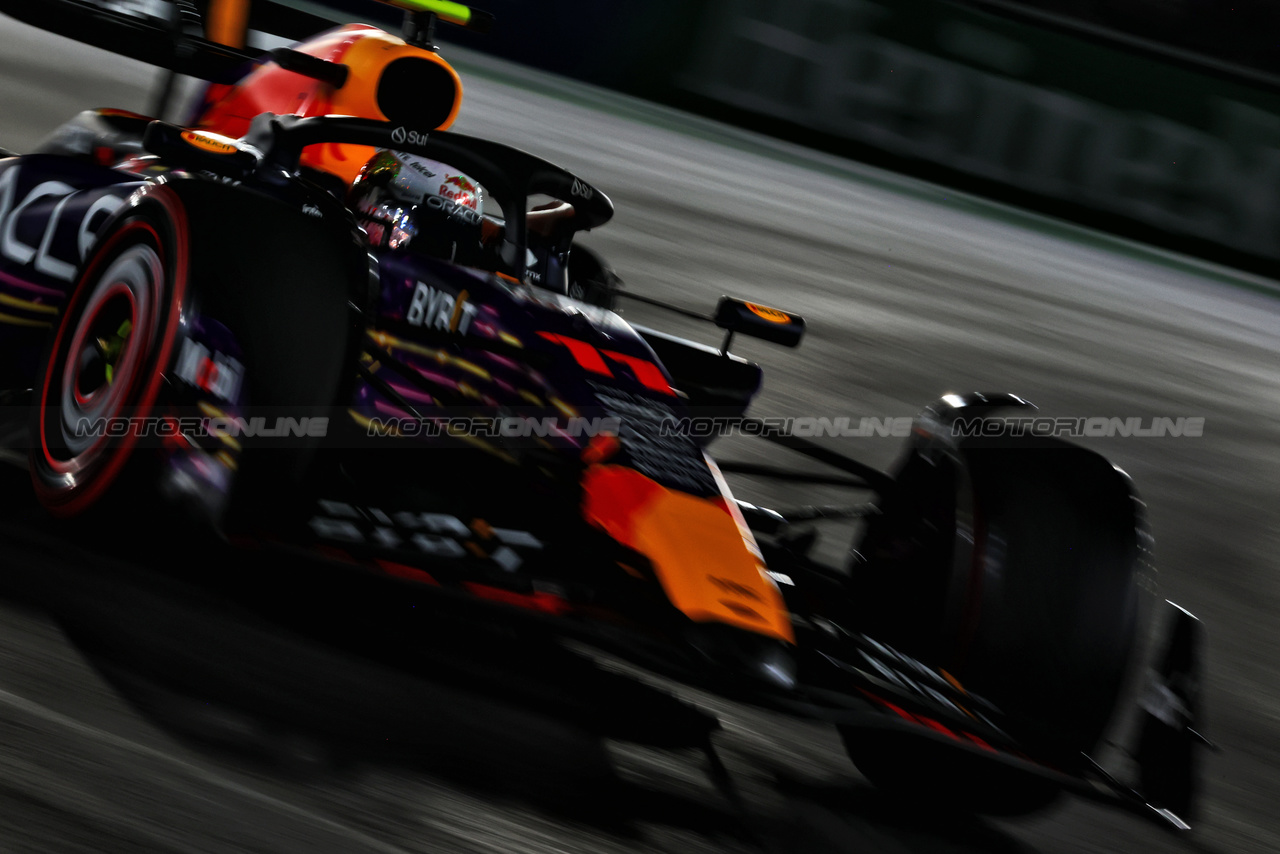 GP LAS VEGAS, Sergio Perez (MEX) Red Bull Racing RB19.

17.11.2023. Formula 1 World Championship, Rd 22, Las Vegas Grand Prix, Las Vegas, Nevada, USA, Qualifiche Day.

 - www.xpbimages.com, EMail: requests@xpbimages.com © Copyright: Coates / XPB Images