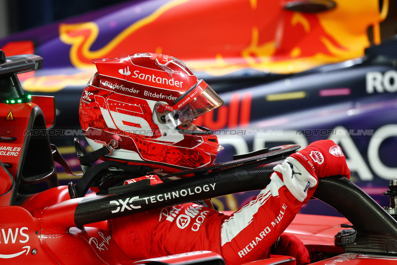 GP LAS VEGAS, Pole sitter Charles Leclerc (MON) Ferrari SF-23 in qualifying parc ferme.

17.11.2023. Formula 1 World Championship, Rd 22, Las Vegas Grand Prix, Las Vegas, Nevada, USA, Qualifiche Day.

- www.xpbimages.com, EMail: requests@xpbimages.com © Copyright: Batchelor / XPB Images