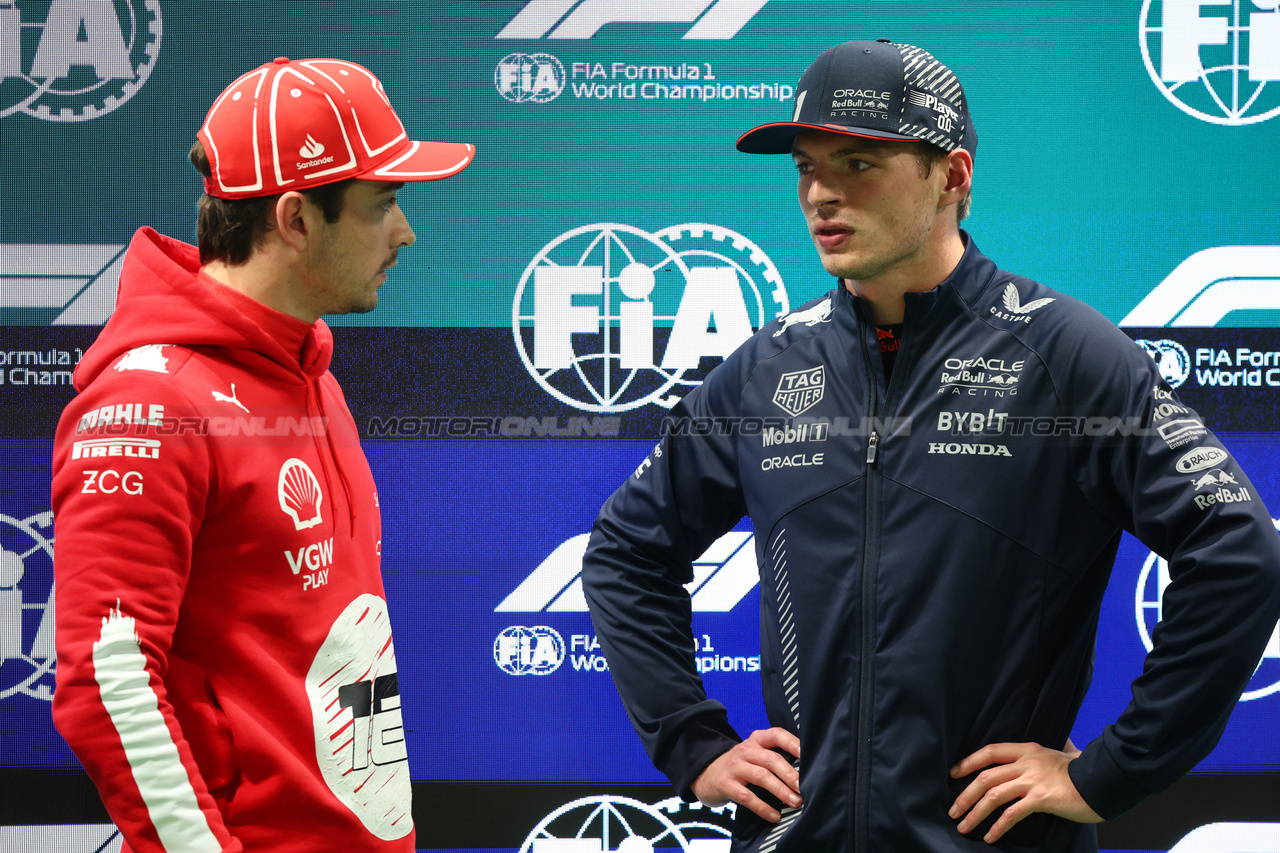 GP LAS VEGAS, (L to R): Pole sitter Charles Leclerc (MON) Ferrari in qualifying parc ferme with third placed Max Verstappen (NLD) Red Bull Racing.

17.11.2023. Formula 1 World Championship, Rd 22, Las Vegas Grand Prix, Las Vegas, Nevada, USA, Qualifiche Day.

- www.xpbimages.com, EMail: requests@xpbimages.com © Copyright: Batchelor / XPB Images