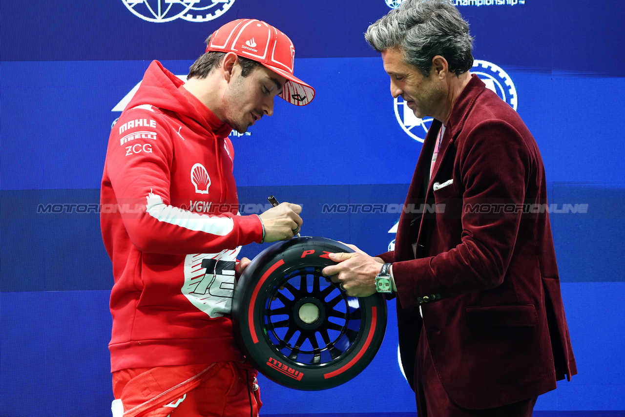 GP LAS VEGAS, (L to R): Charles Leclerc (MON) Ferrari receives the Pirelli Pole Position Award from Patrick Dempsey (USA) Actor.

17.11.2023. Formula 1 World Championship, Rd 22, Las Vegas Grand Prix, Las Vegas, Nevada, USA, Qualifiche Day.

- www.xpbimages.com, EMail: requests@xpbimages.com © Copyright: Batchelor / XPB Images