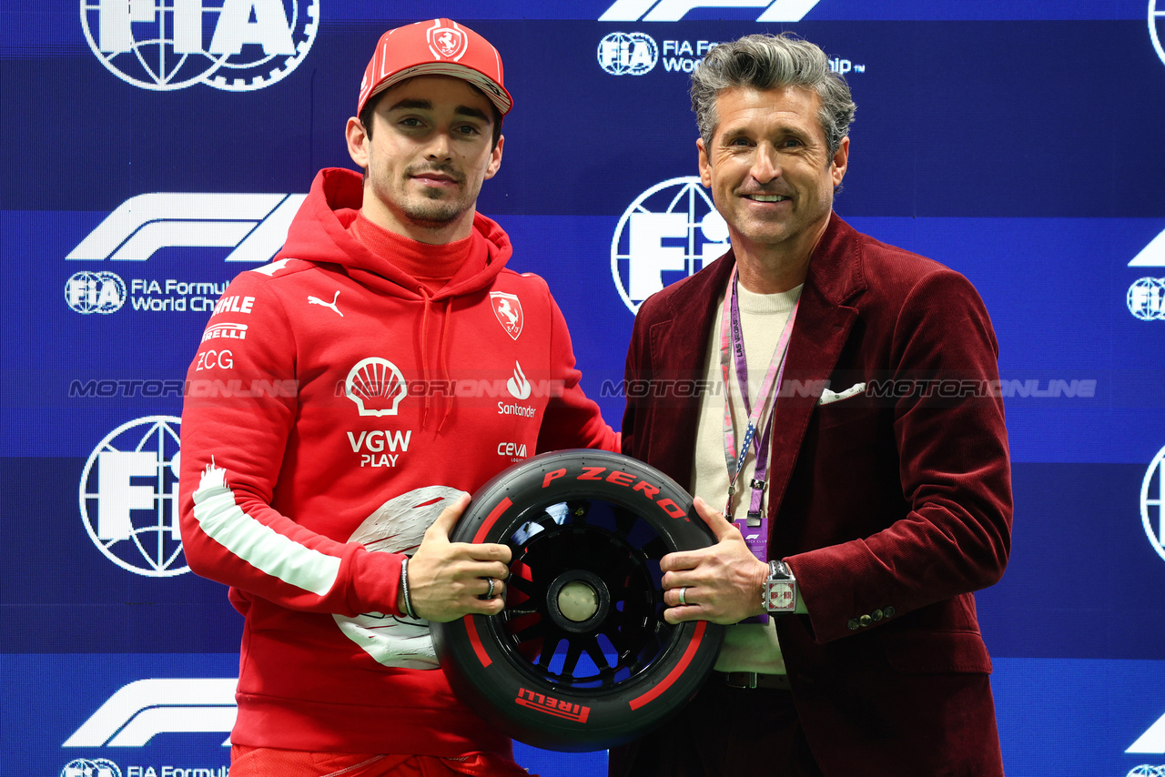 GP LAS VEGAS, (L to R): Charles Leclerc (MON) Ferrari receives the Pirelli Pole Position Award from Patrick Dempsey (USA) Actor.

17.11.2023. Formula 1 World Championship, Rd 22, Las Vegas Grand Prix, Las Vegas, Nevada, USA, Qualifiche Day.

- www.xpbimages.com, EMail: requests@xpbimages.com © Copyright: Batchelor / XPB Images