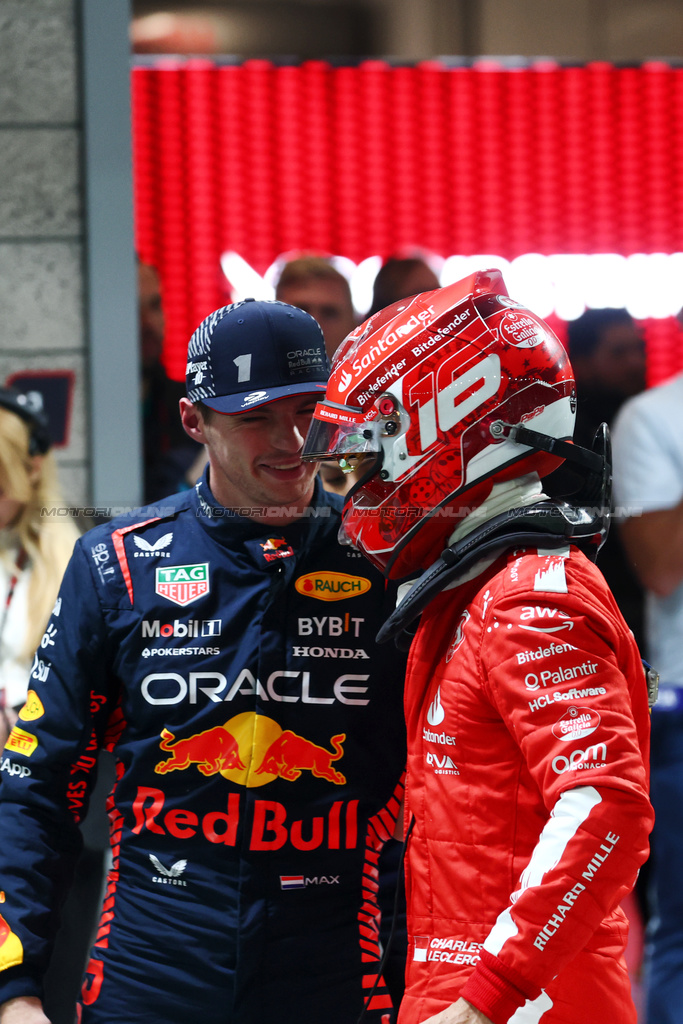 GP LAS VEGAS, (L to R): Third placed Max Verstappen (NLD) Red Bull Racing in qualifying parc ferme with pole sitter Charles Leclerc (MON) Ferrari.

17.11.2023. Formula 1 World Championship, Rd 22, Las Vegas Grand Prix, Las Vegas, Nevada, USA, Qualifiche Day.

- www.xpbimages.com, EMail: requests@xpbimages.com © Copyright: Batchelor / XPB Images