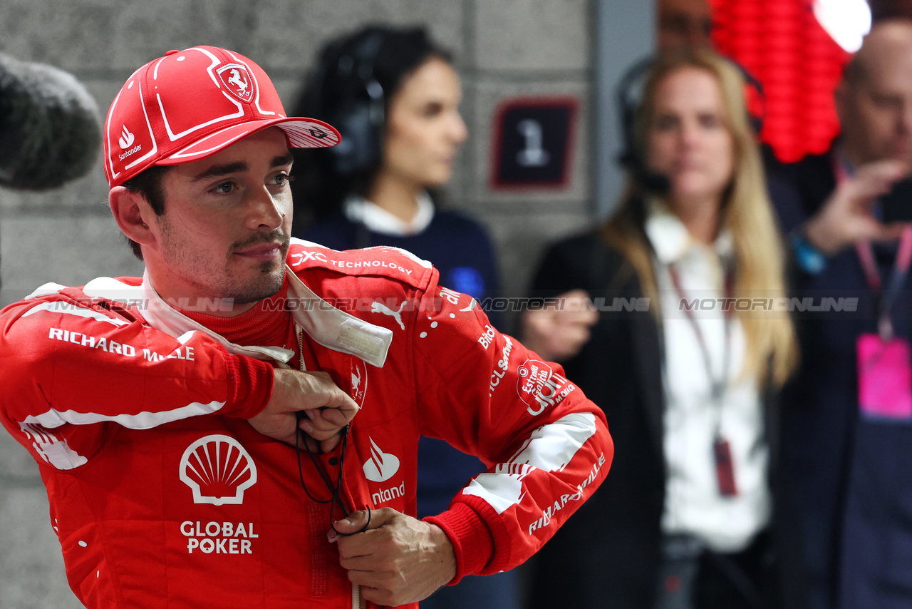 GP LAS VEGAS, Pole sitter Charles Leclerc (MON) Ferrari in qualifying parc ferme.

17.11.2023. Formula 1 World Championship, Rd 22, Las Vegas Grand Prix, Las Vegas, Nevada, USA, Qualifiche Day.

- www.xpbimages.com, EMail: requests@xpbimages.com © Copyright: Batchelor / XPB Images