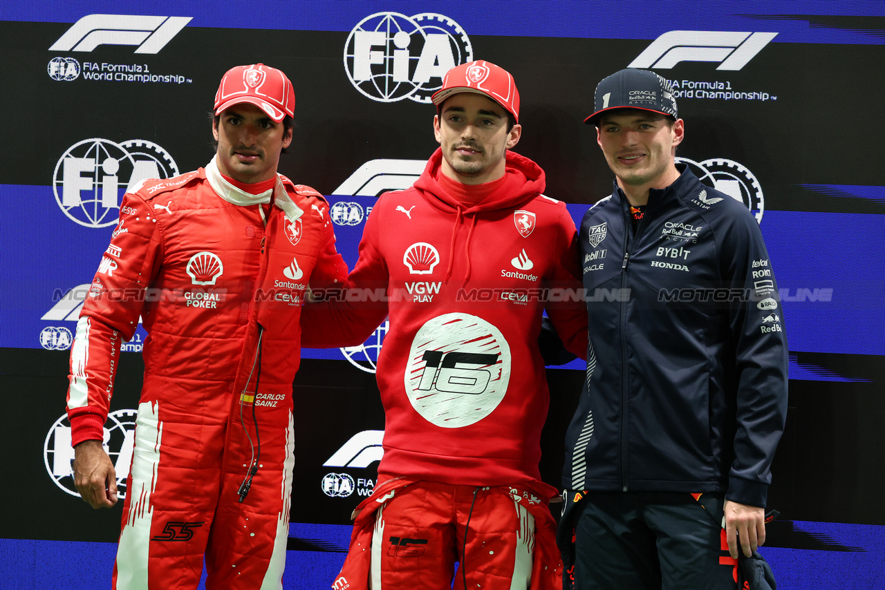 GP LAS VEGAS, Qualifiche top three in parc ferme (L to R): Carlos Sainz Jr (ESP) Ferrari, second; Charles Leclerc (MON) Ferrari, pole position; Max Verstappen (NLD) Red Bull Racing, third. 

17.11.2023. Formula 1 World Championship, Rd 22, Las Vegas Grand Prix, Las Vegas, Nevada, USA, Qualifiche Day.

- www.xpbimages.com, EMail: requests@xpbimages.com © Copyright: Moy / XPB Images