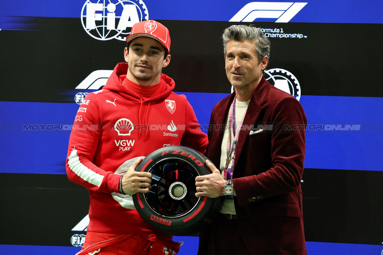GP LAS VEGAS, L to R): Charles Leclerc (MON) Ferrari receives the Pirelli Pole Position Award from Patrick Dempsey (USA) Actor. 

17.11.2023. Formula 1 World Championship, Rd 22, Las Vegas Grand Prix, Las Vegas, Nevada, USA, Qualifiche Day.

- www.xpbimages.com, EMail: requests@xpbimages.com © Copyright: Moy / XPB Images
