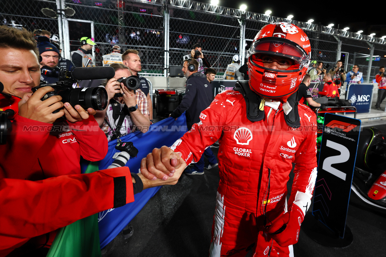 GP LAS VEGAS, Carlos Sainz Jr (ESP) Ferrari celebrates his second position in qualifying parc ferme with the team.

17.11.2023. Formula 1 World Championship, Rd 22, Las Vegas Grand Prix, Las Vegas, Nevada, USA, Qualifiche Day.

 - www.xpbimages.com, EMail: requests@xpbimages.com © Copyright: Coates / XPB Images