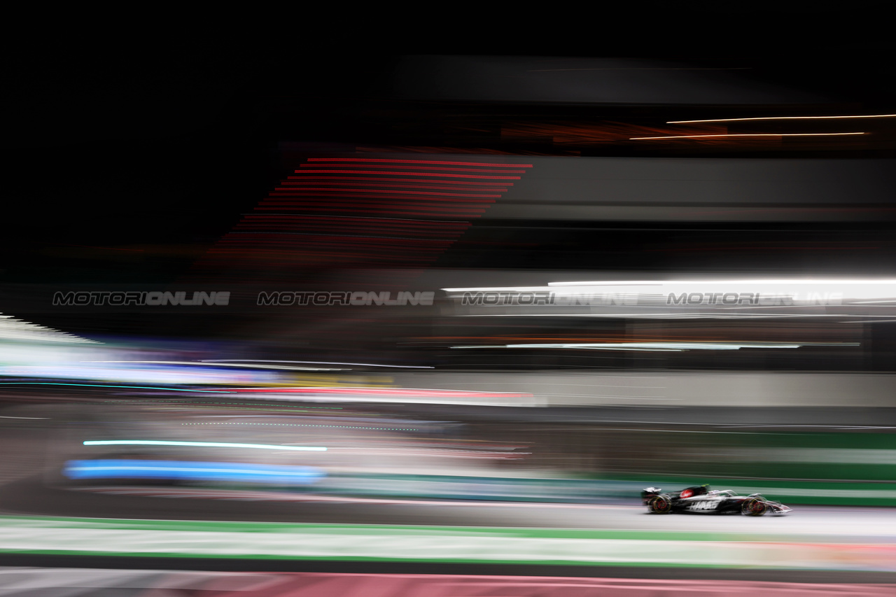 GP LAS VEGAS, Nico Hulkenberg (GER) Haas VF-23.

17.11.2023. Formula 1 World Championship, Rd 22, Las Vegas Grand Prix, Las Vegas, Nevada, USA, Qualifiche Day.

 - www.xpbimages.com, EMail: requests@xpbimages.com © Copyright: Staley / XPB Images