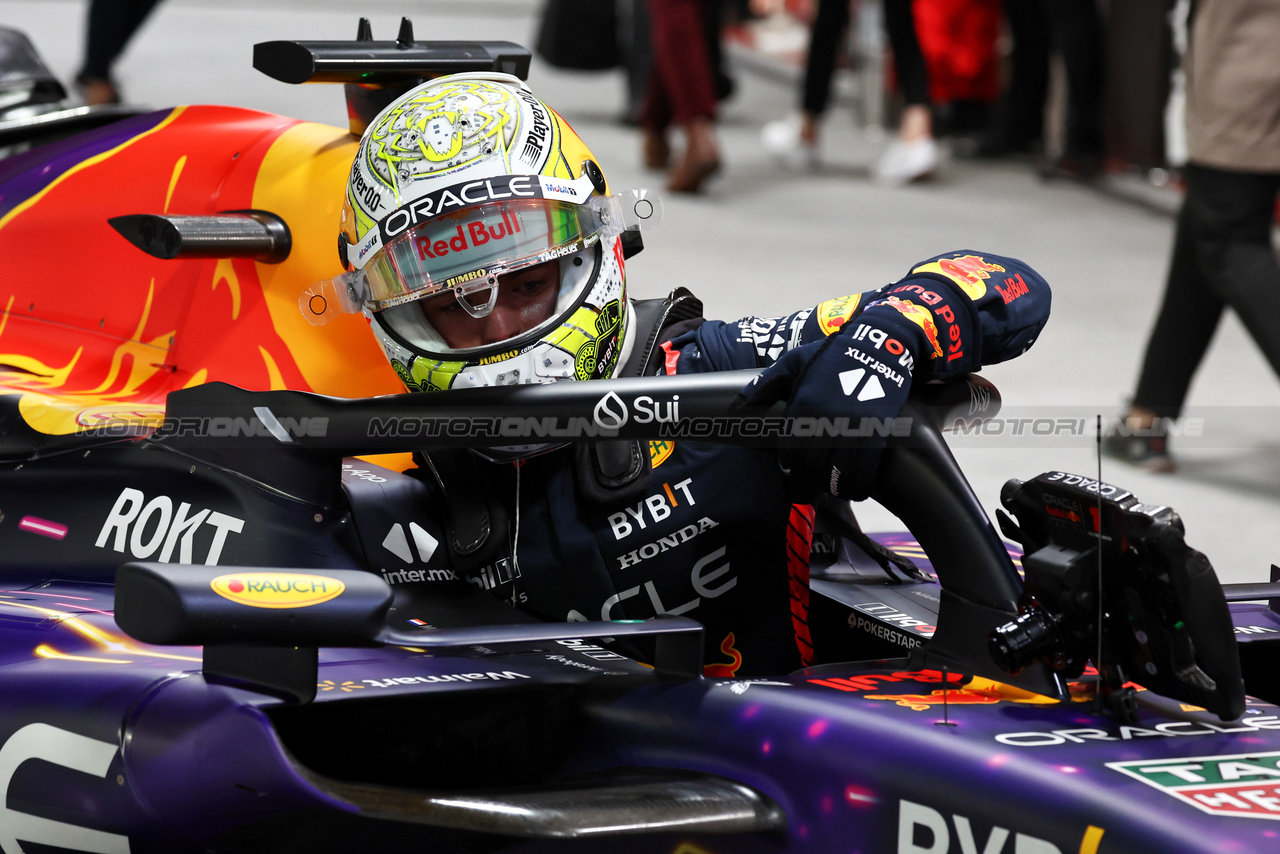 GP LAS VEGAS, Max Verstappen (NLD) Red Bull Racing RB19 in qualifying parc ferme.

17.11.2023. Formula 1 World Championship, Rd 22, Las Vegas Grand Prix, Las Vegas, Nevada, USA, Qualifiche Day.

- www.xpbimages.com, EMail: requests@xpbimages.com © Copyright: Moy / XPB Images