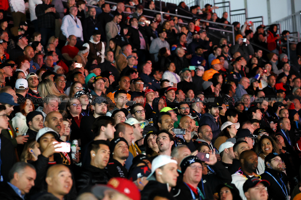 GP LAS VEGAS, Circuit Atmosfera - fans in the grandstand.

17.11.2023. Formula 1 World Championship, Rd 22, Las Vegas Grand Prix, Las Vegas, Nevada, USA, Qualifiche Day.

- www.xpbimages.com, EMail: requests@xpbimages.com © Copyright: Moy / XPB Images