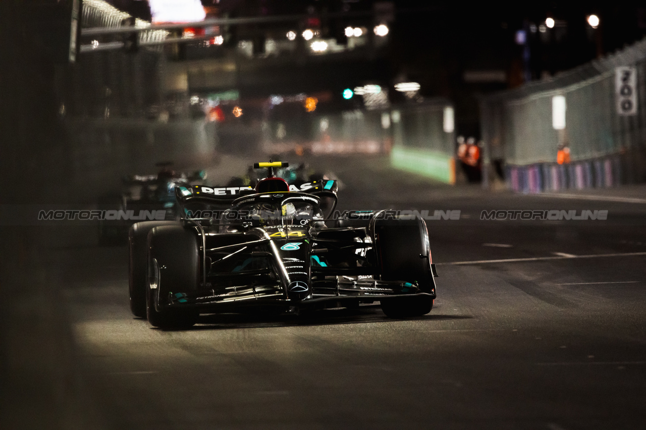 GP LAS VEGAS, Lewis Hamilton (GBR) Mercedes AMG F1 W14.

17.11.2023. Formula 1 World Championship, Rd 22, Las Vegas Grand Prix, Las Vegas, Nevada, USA, Qualifiche Day.

- www.xpbimages.com, EMail: requests@xpbimages.com © Copyright: Bearne / XPB Images
