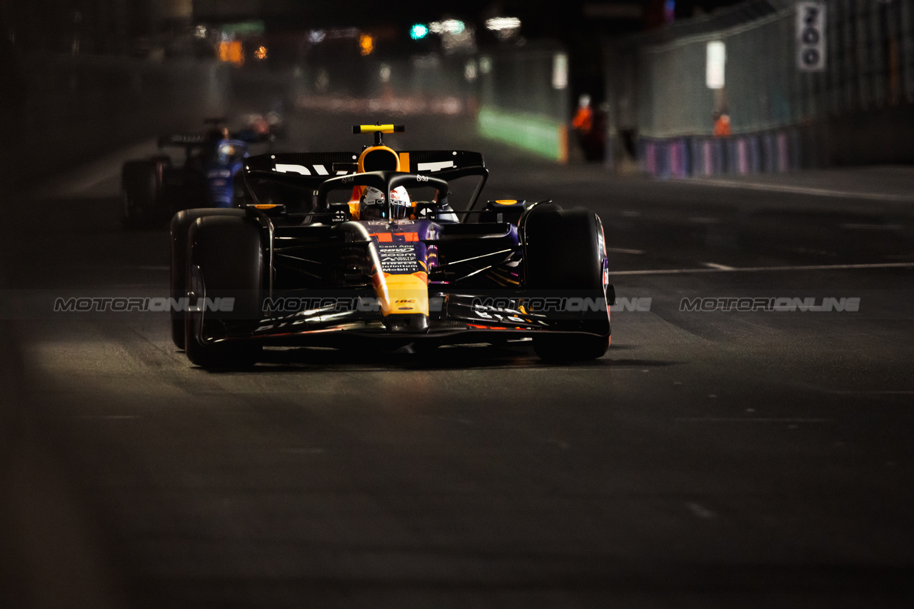 GP LAS VEGAS, Sergio Perez (MEX) Red Bull Racing RB19.

17.11.2023. Formula 1 World Championship, Rd 22, Las Vegas Grand Prix, Las Vegas, Nevada, USA, Qualifiche Day.

- www.xpbimages.com, EMail: requests@xpbimages.com © Copyright: Bearne / XPB Images