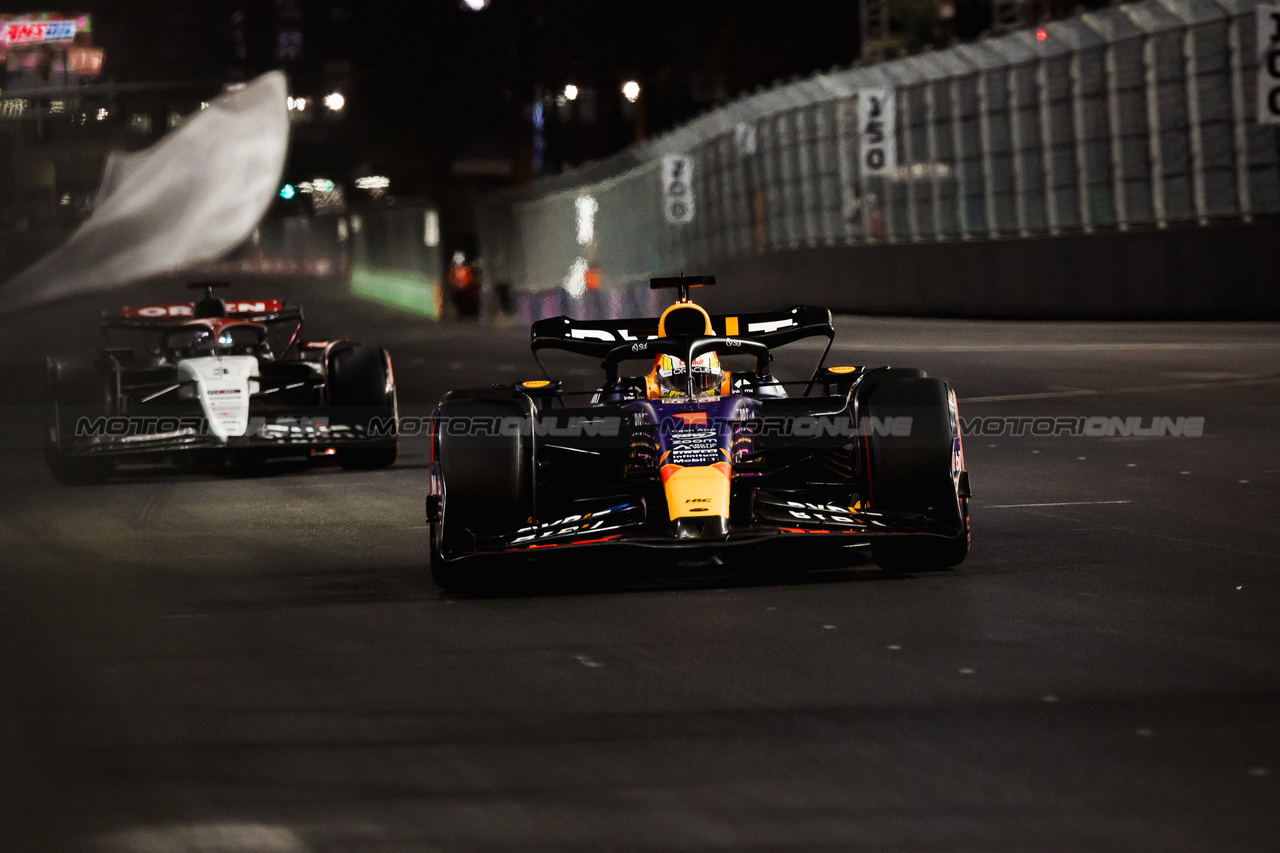 GP LAS VEGAS, Max Verstappen (NLD) Red Bull Racing RB19.

17.11.2023. Formula 1 World Championship, Rd 22, Las Vegas Grand Prix, Las Vegas, Nevada, USA, Qualifiche Day.

- www.xpbimages.com, EMail: requests@xpbimages.com © Copyright: Bearne / XPB Images
