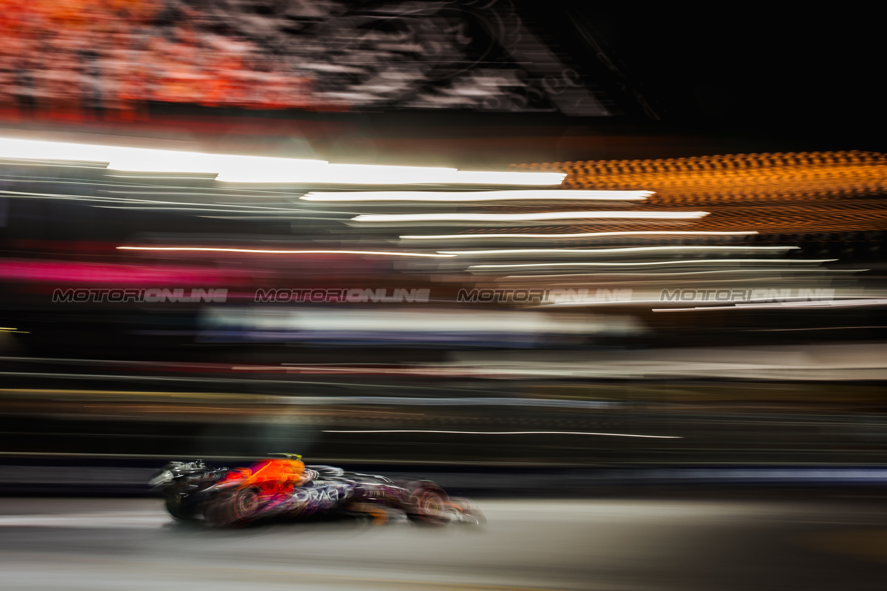 GP LAS VEGAS, Sergio Perez (MEX) Red Bull Racing RB19.

17.11.2023. Formula 1 World Championship, Rd 22, Las Vegas Grand Prix, Las Vegas, Nevada, USA, Qualifiche Day.

- www.xpbimages.com, EMail: requests@xpbimages.com © Copyright: Bearne / XPB Images