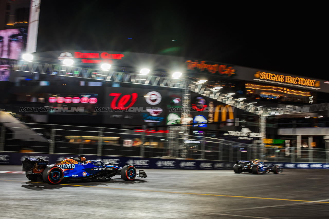 GP LAS VEGAS, Logan Sargeant (USA) Williams Racing FW45 davanti a team mate Alexander Albon (THA) Williams Racing FW45.

17.11.2023. Formula 1 World Championship, Rd 22, Las Vegas Grand Prix, Las Vegas, Nevada, USA, Qualifiche Day.

- www.xpbimages.com, EMail: requests@xpbimages.com © Copyright: Bearne / XPB Images