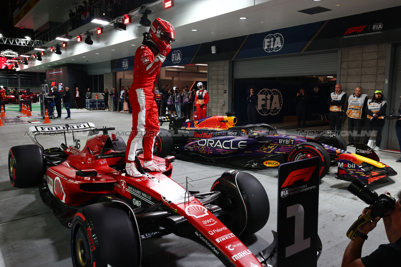 GP LAS VEGAS, Charles Leclerc (MON) Ferrari SF-23 celebrates his pole position in qualifying parc ferme.

17.11.2023. Formula 1 World Championship, Rd 22, Las Vegas Grand Prix, Las Vegas, Nevada, USA, Qualifiche Day.

 - www.xpbimages.com, EMail: requests@xpbimages.com © Copyright: Coates / XPB Images