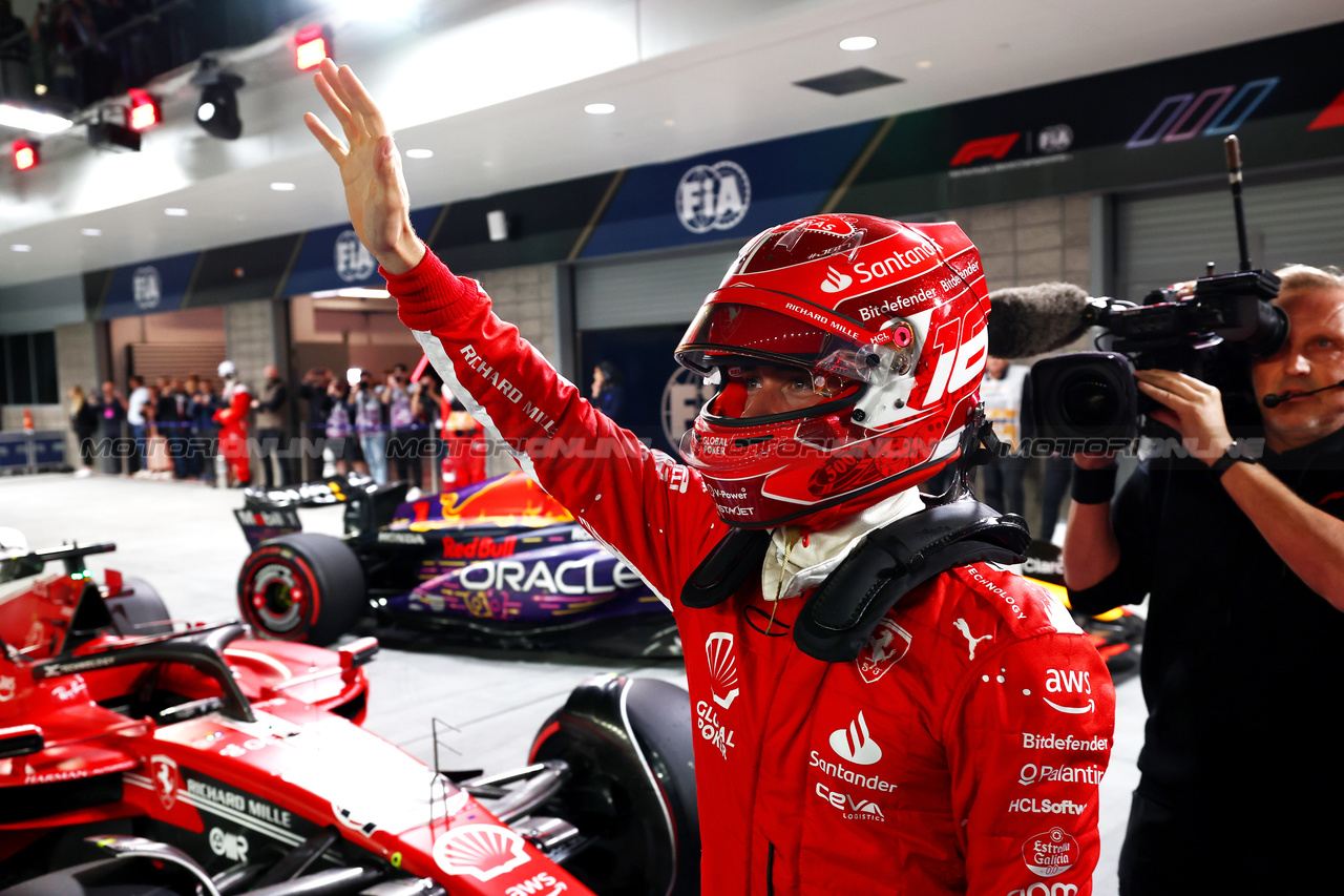 GP LAS VEGAS, Charles Leclerc (MON) Ferrari SF-23 celebrates his pole position in qualifying parc ferme.

17.11.2023. Formula 1 World Championship, Rd 22, Las Vegas Grand Prix, Las Vegas, Nevada, USA, Qualifiche Day.

 - www.xpbimages.com, EMail: requests@xpbimages.com © Copyright: Coates / XPB Images