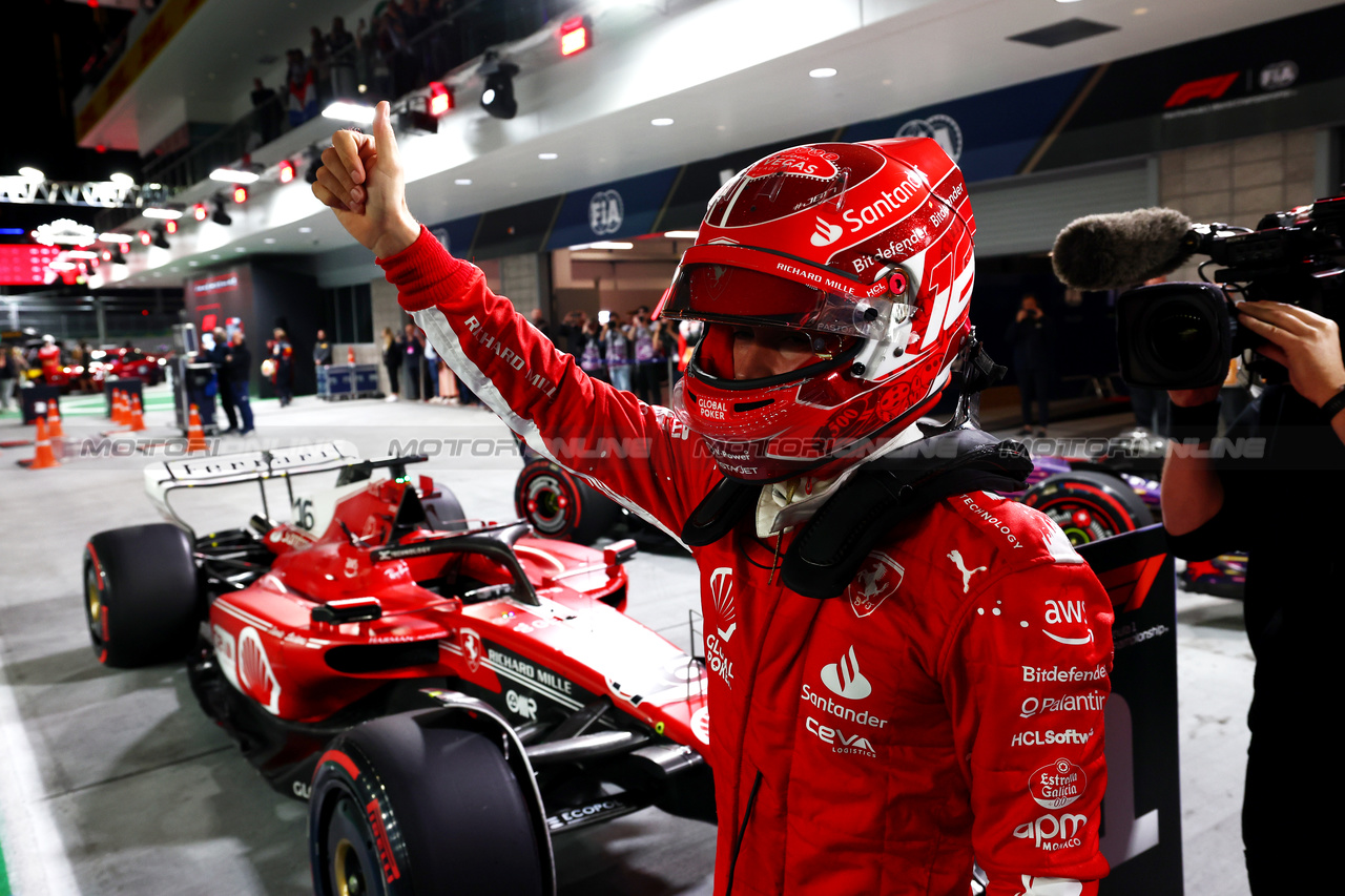 GP LAS VEGAS, Charles Leclerc (MON) Ferrari SF-23 celebrates his pole position in qualifying parc ferme.

17.11.2023. Formula 1 World Championship, Rd 22, Las Vegas Grand Prix, Las Vegas, Nevada, USA, Qualifiche Day.

 - www.xpbimages.com, EMail: requests@xpbimages.com © Copyright: Coates / XPB Images