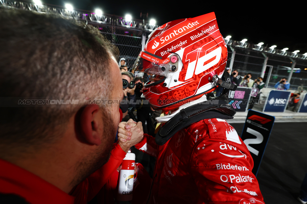 GP LAS VEGAS, Charles Leclerc (MON) Ferrari celebrates his pole position in qualifying parc ferme.

17.11.2023. Formula 1 World Championship, Rd 22, Las Vegas Grand Prix, Las Vegas, Nevada, USA, Qualifiche Day.

 - www.xpbimages.com, EMail: requests@xpbimages.com © Copyright: Coates / XPB Images