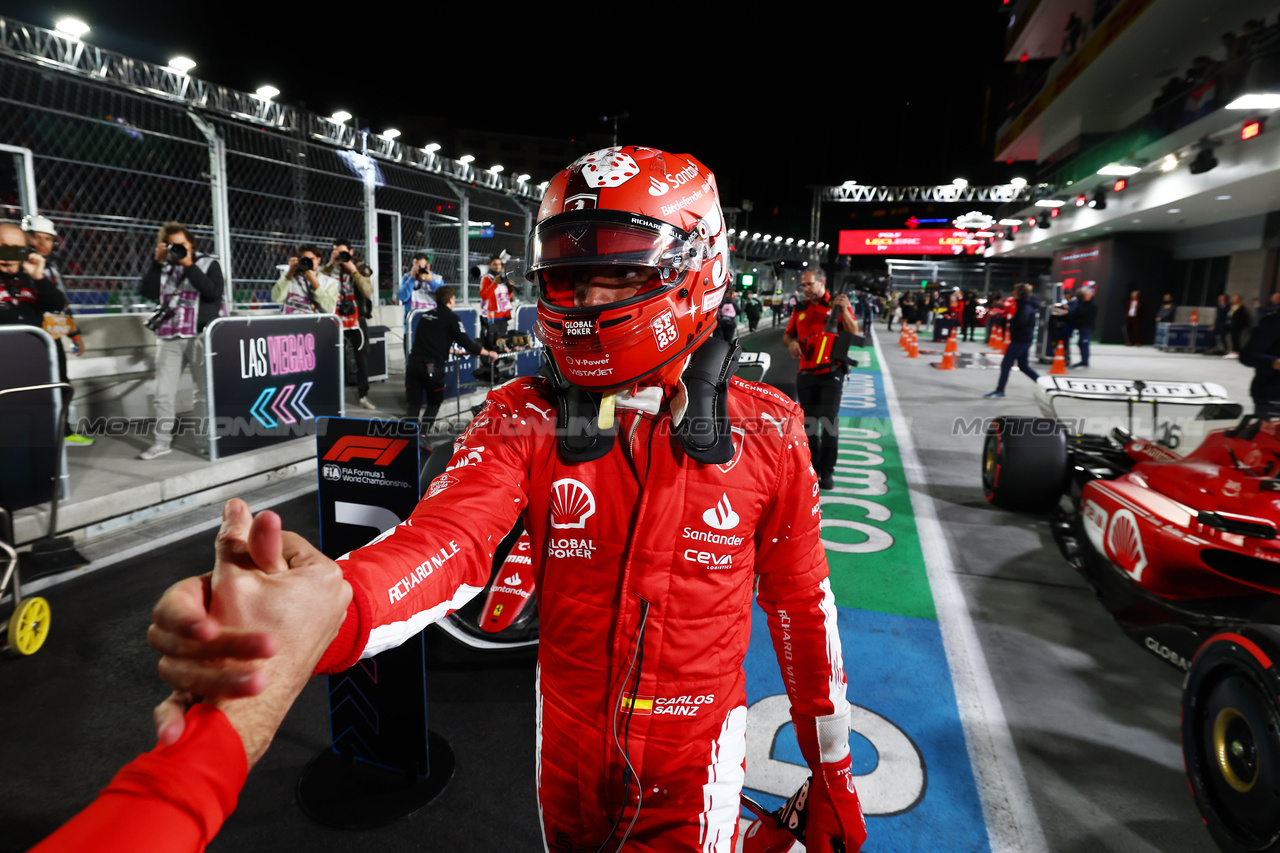 GP LAS VEGAS, Carlos Sainz Jr (ESP) Ferrari celebrates his second position in qualifying parc ferme.

17.11.2023. Formula 1 World Championship, Rd 22, Las Vegas Grand Prix, Las Vegas, Nevada, USA, Qualifiche Day.

 - www.xpbimages.com, EMail: requests@xpbimages.com © Copyright: Coates / XPB Images