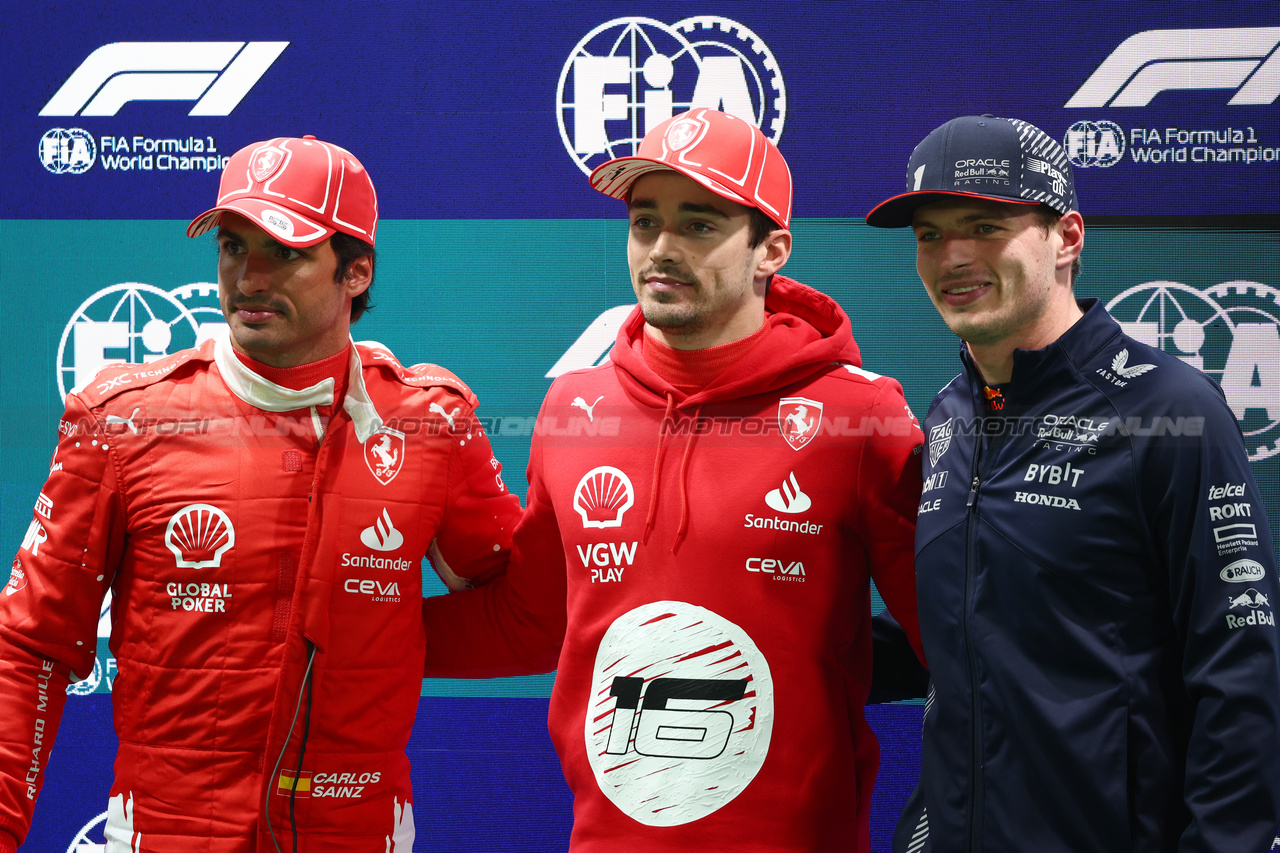 GP LAS VEGAS, (L to R): Carlos Sainz Jr (ESP) Ferrari; Charles Leclerc (MON) Ferrari; e Max Verstappen (NLD) Red Bull Racing, in qualifying parc ferme.

17.11.2023. Formula 1 World Championship, Rd 22, Las Vegas Grand Prix, Las Vegas, Nevada, USA, Qualifiche Day.

 - www.xpbimages.com, EMail: requests@xpbimages.com © Copyright: Coates / XPB Images