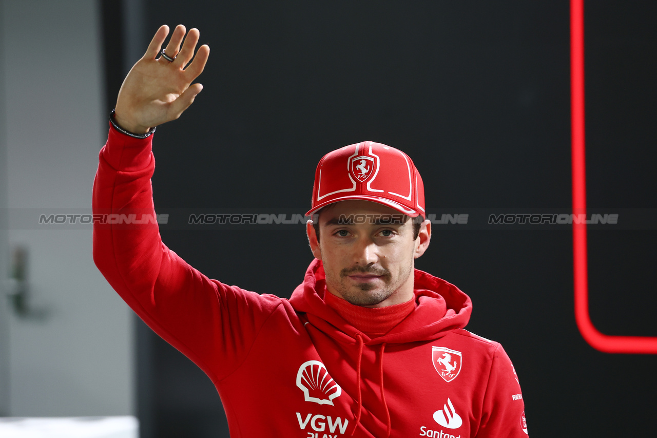 GP LAS VEGAS, Charles Leclerc (MON) Ferrari celebrates his pole position in qualifying parc ferme.

17.11.2023. Formula 1 World Championship, Rd 22, Las Vegas Grand Prix, Las Vegas, Nevada, USA, Qualifiche Day.

 - www.xpbimages.com, EMail: requests@xpbimages.com © Copyright: Coates / XPB Images