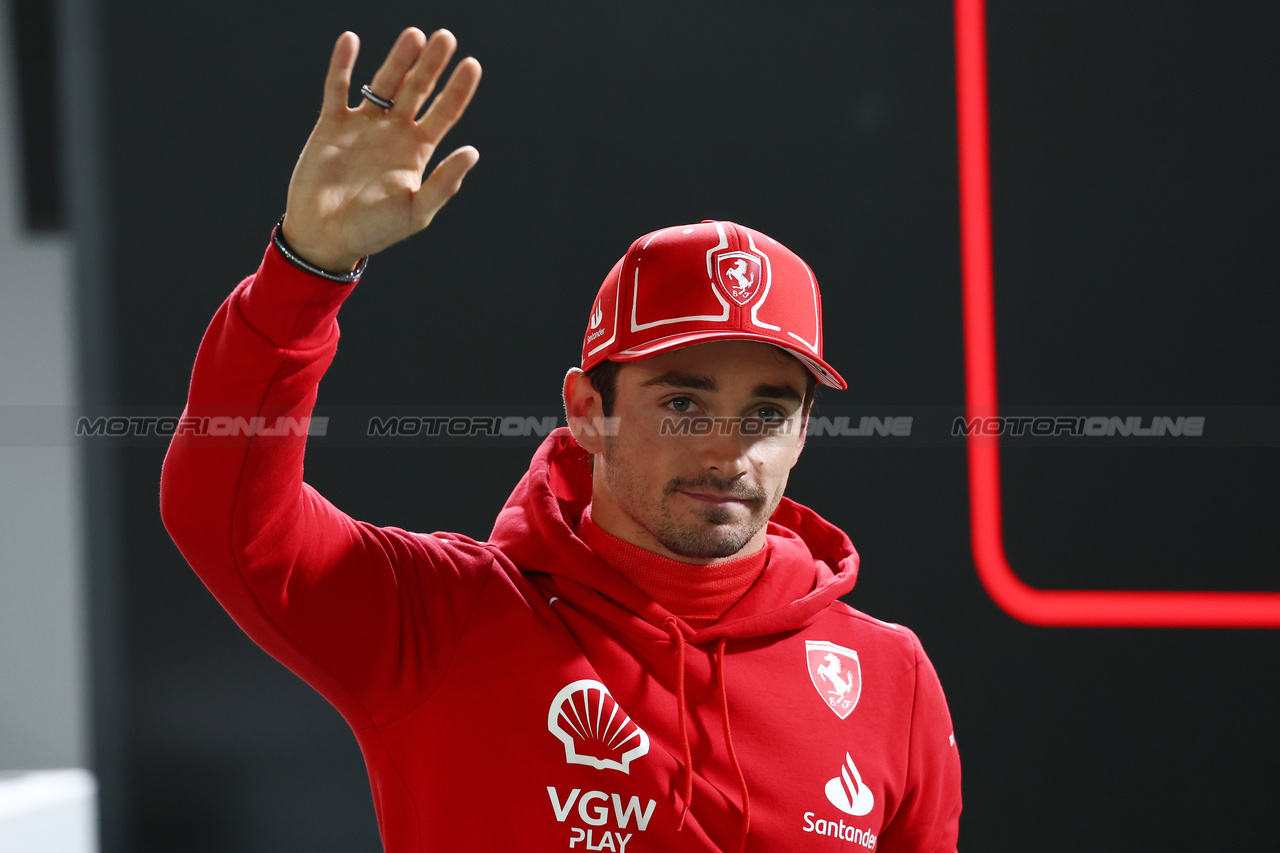 GP LAS VEGAS, Charles Leclerc (MON) Ferrari celebrates his pole position in qualifying parc ferme.

17.11.2023. Formula 1 World Championship, Rd 22, Las Vegas Grand Prix, Las Vegas, Nevada, USA, Qualifiche Day.

 - www.xpbimages.com, EMail: requests@xpbimages.com © Copyright: Coates / XPB Images