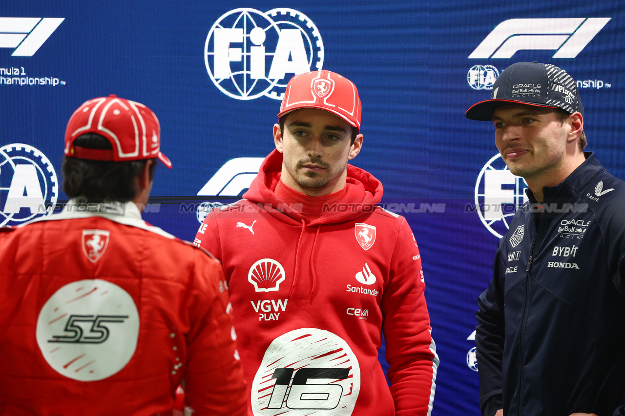 GP LAS VEGAS, (L to R): Carlos Sainz Jr (ESP) Ferrari; Charles Leclerc (MON) Ferrari; e Max Verstappen (NLD) Red Bull Racing, in qualifying parc ferme.

17.11.2023. Formula 1 World Championship, Rd 22, Las Vegas Grand Prix, Las Vegas, Nevada, USA, Qualifiche Day.

 - www.xpbimages.com, EMail: requests@xpbimages.com © Copyright: Coates / XPB Images