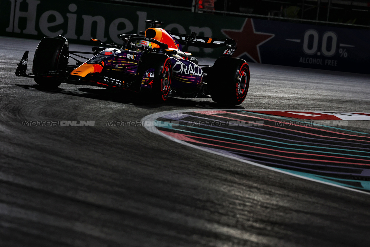 GP LAS VEGAS, Max Verstappen (NLD) Red Bull Racing RB19.

17.11.2023. Formula 1 World Championship, Rd 22, Las Vegas Grand Prix, Las Vegas, Nevada, USA, Qualifiche Day.

 - www.xpbimages.com, EMail: requests@xpbimages.com © Copyright: Coates / XPB Images