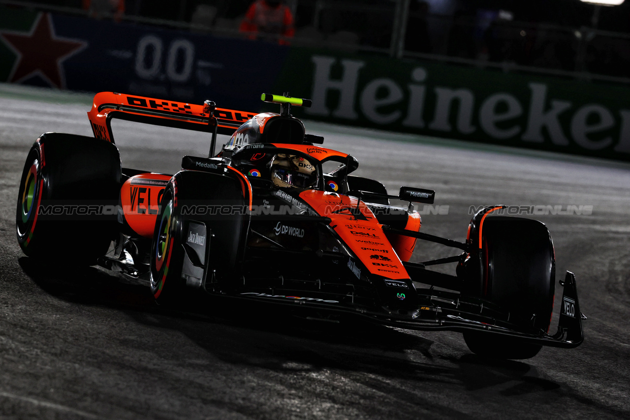 GP LAS VEGAS, Lando Norris (GBR) McLaren MCL60.

17.11.2023. Formula 1 World Championship, Rd 22, Las Vegas Grand Prix, Las Vegas, Nevada, USA, Qualifiche Day.

 - www.xpbimages.com, EMail: requests@xpbimages.com © Copyright: Coates / XPB Images