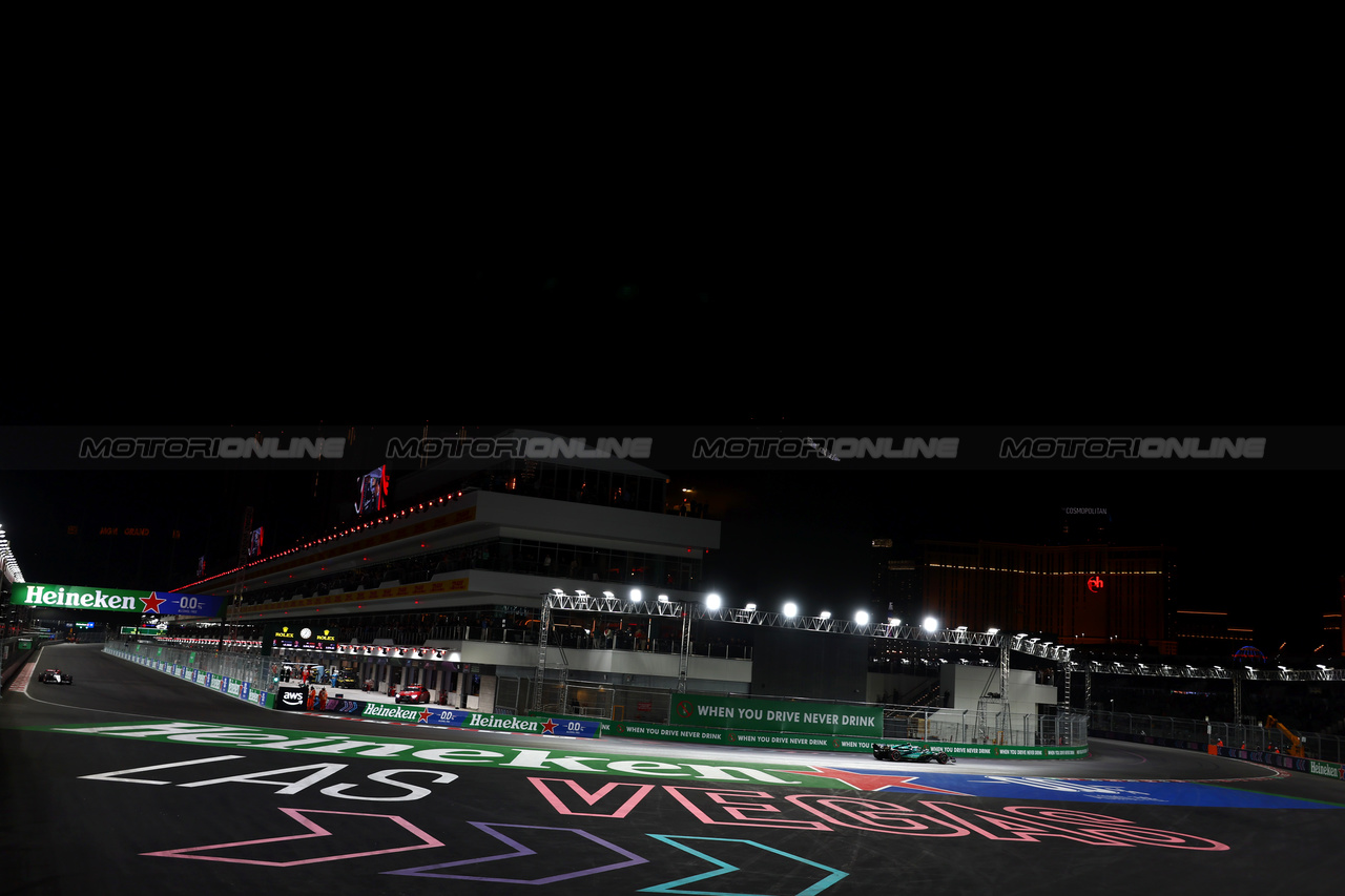 GP LAS VEGAS, Fernando Alonso (ESP) Aston Martin F1 Team AMR23.

17.11.2023. Formula 1 World Championship, Rd 22, Las Vegas Grand Prix, Las Vegas, Nevada, USA, Qualifiche Day.

 - www.xpbimages.com, EMail: requests@xpbimages.com © Copyright: Coates / XPB Images