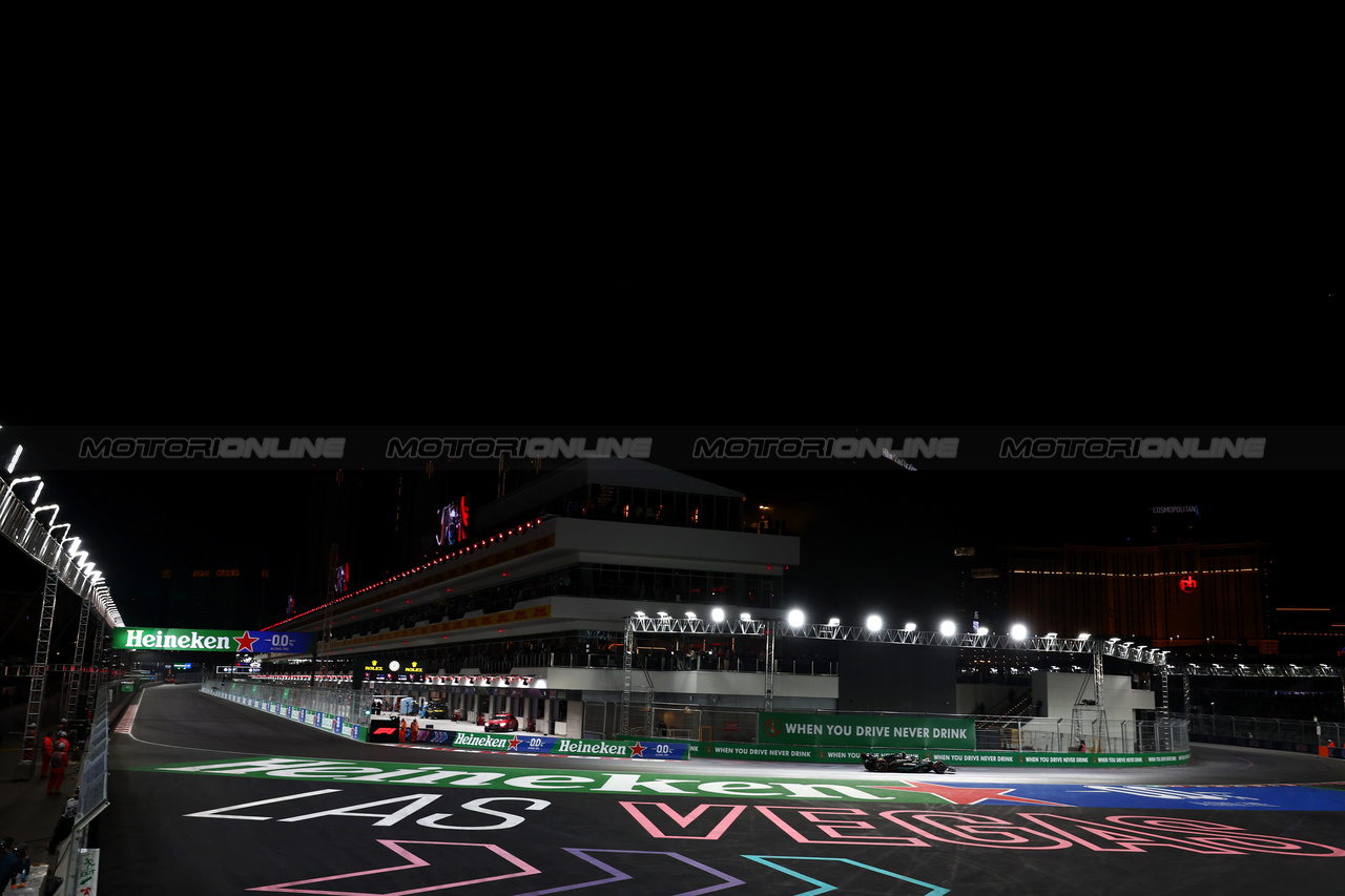 GP LAS VEGAS, Lewis Hamilton (GBR) Mercedes AMG F1 W14.

17.11.2023. Formula 1 World Championship, Rd 22, Las Vegas Grand Prix, Las Vegas, Nevada, USA, Qualifiche Day.

 - www.xpbimages.com, EMail: requests@xpbimages.com © Copyright: Coates / XPB Images