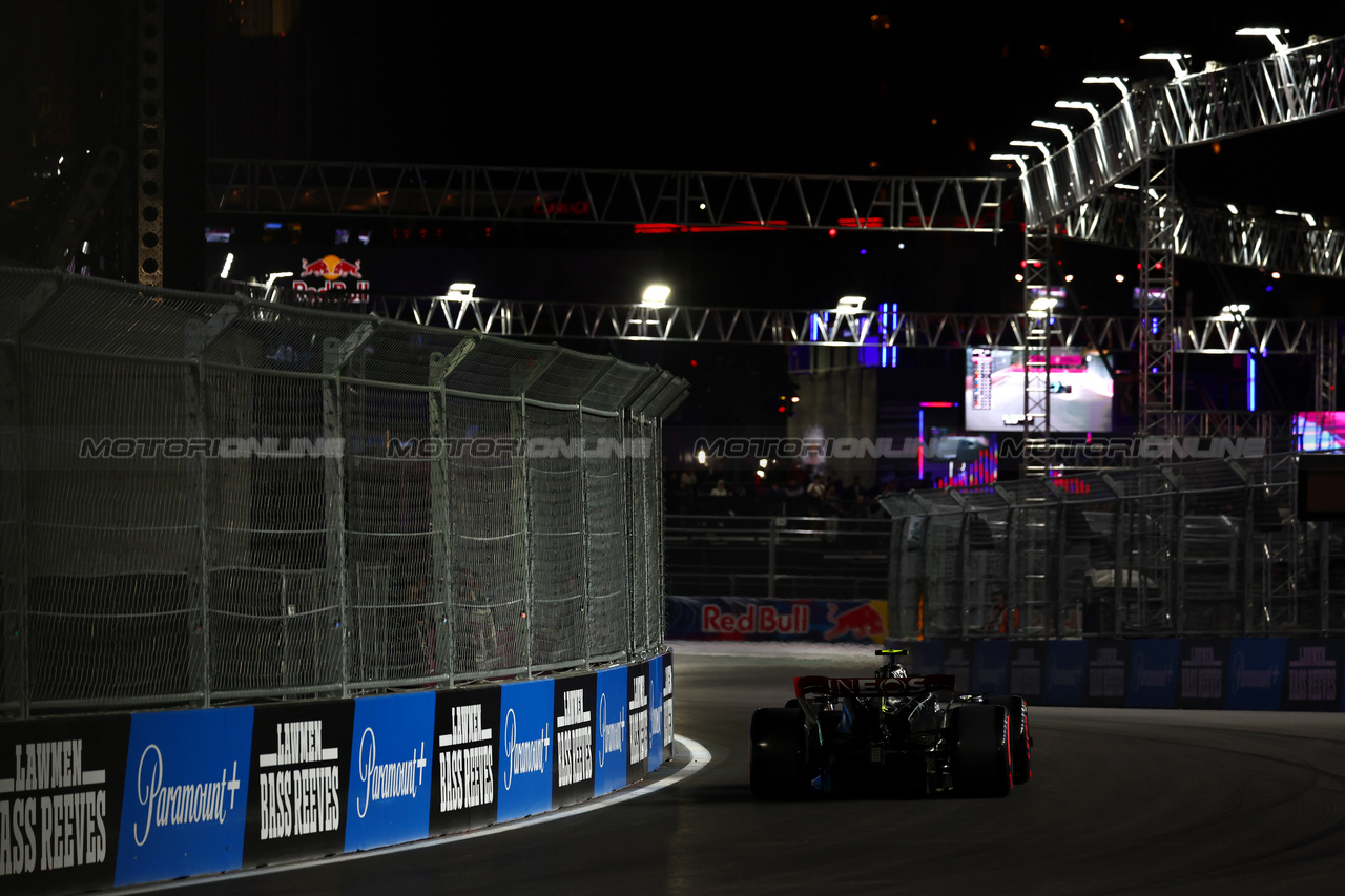 GP LAS VEGAS, Lewis Hamilton (GBR) Mercedes AMG F1 W14.

17.11.2023. Formula 1 World Championship, Rd 22, Las Vegas Grand Prix, Las Vegas, Nevada, USA, Qualifiche Day.

 - www.xpbimages.com, EMail: requests@xpbimages.com © Copyright: Coates / XPB Images