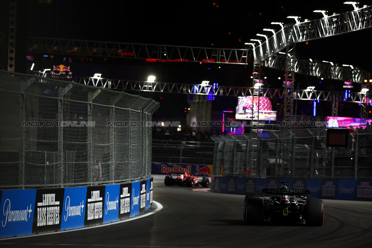 GP LAS VEGAS, Daniel Ricciardo (AUS) AlphaTauri AT04.

17.11.2023. Formula 1 World Championship, Rd 22, Las Vegas Grand Prix, Las Vegas, Nevada, USA, Qualifiche Day.

 - www.xpbimages.com, EMail: requests@xpbimages.com © Copyright: Coates / XPB Images