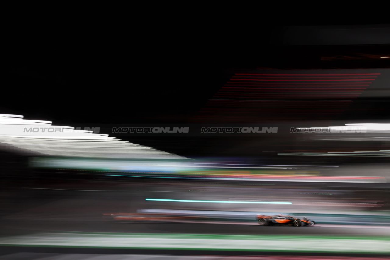 GP LAS VEGAS, Oscar Piastri (AUS) McLaren MCL60 davanti a team mate Lando Norris (GBR) McLaren MCL60.

17.11.2023. Formula 1 World Championship, Rd 22, Las Vegas Grand Prix, Las Vegas, Nevada, USA, Qualifiche Day.

 - www.xpbimages.com, EMail: requests@xpbimages.com © Copyright: Staley / XPB Images