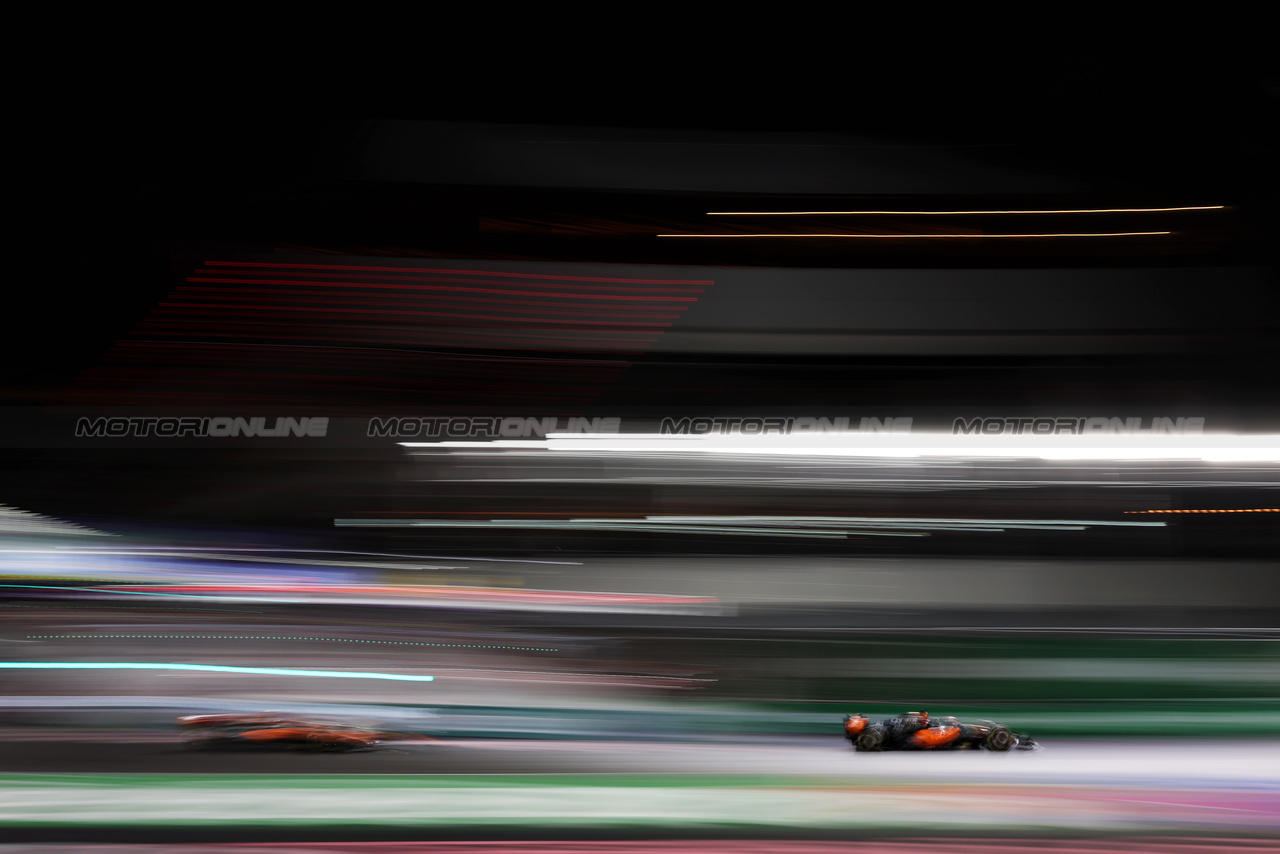 GP LAS VEGAS, Oscar Piastri (AUS) McLaren MCL60 davanti a team mate Lando Norris (GBR) McLaren MCL60.

17.11.2023. Formula 1 World Championship, Rd 22, Las Vegas Grand Prix, Las Vegas, Nevada, USA, Qualifiche Day.

 - www.xpbimages.com, EMail: requests@xpbimages.com © Copyright: Staley / XPB Images