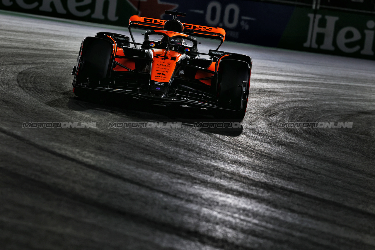 GP LAS VEGAS, Oscar Piastri (AUS) McLaren MCL60.

17.11.2023. Formula 1 World Championship, Rd 22, Las Vegas Grand Prix, Las Vegas, Nevada, USA, Qualifiche Day.

 - www.xpbimages.com, EMail: requests@xpbimages.com © Copyright: Coates / XPB Images