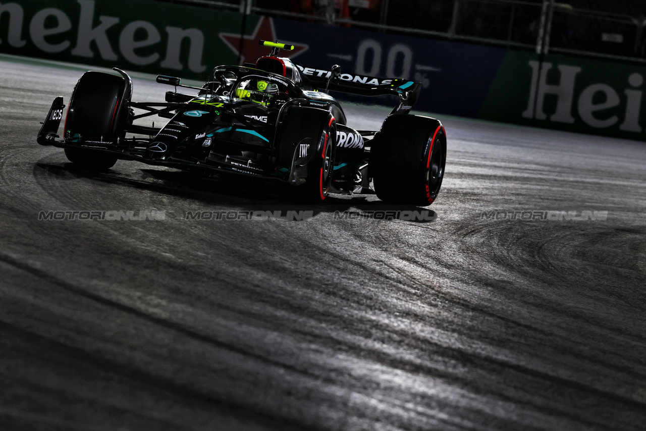 GP LAS VEGAS, Lewis Hamilton (GBR) Mercedes AMG F1 W14.

17.11.2023. Formula 1 World Championship, Rd 22, Las Vegas Grand Prix, Las Vegas, Nevada, USA, Qualifiche Day.

 - www.xpbimages.com, EMail: requests@xpbimages.com © Copyright: Coates / XPB Images