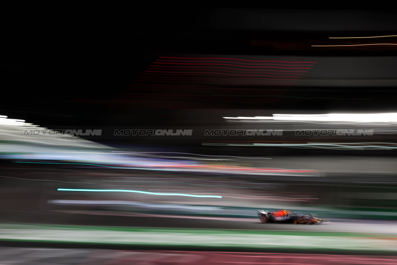 GP LAS VEGAS, Sergio Perez (MEX) Red Bull Racing RB19.

17.11.2023. Formula 1 World Championship, Rd 22, Las Vegas Grand Prix, Las Vegas, Nevada, USA, Qualifiche Day.

 - www.xpbimages.com, EMail: requests@xpbimages.com © Copyright: Staley / XPB Images
