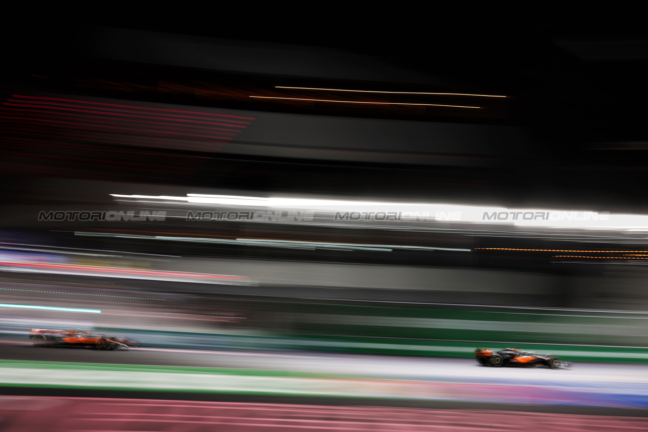 GP LAS VEGAS, Oscar Piastri (AUS) McLaren MCL60 davanti a team mate Lando Norris (GBR) McLaren MCL60.

17.11.2023. Formula 1 World Championship, Rd 22, Las Vegas Grand Prix, Las Vegas, Nevada, USA, Qualifiche Day.

 - www.xpbimages.com, EMail: requests@xpbimages.com © Copyright: Staley / XPB Images